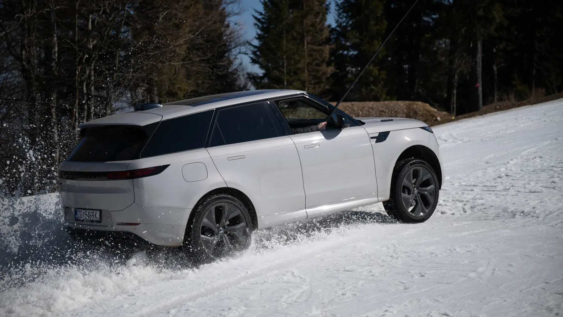Range Rover s 635 konjskimi močmi na zasneženih strminah na Kopah zveni kot zimska poezija