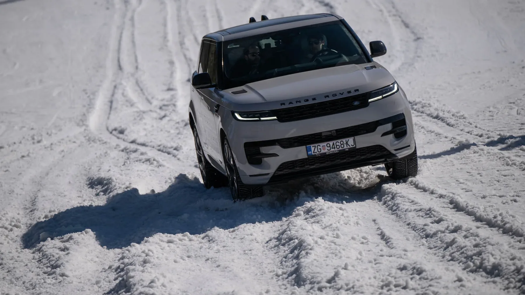 Range Rover s 635 konjskimi močmi na zasneženih strminah na Kopah zveni kot zimska poezija