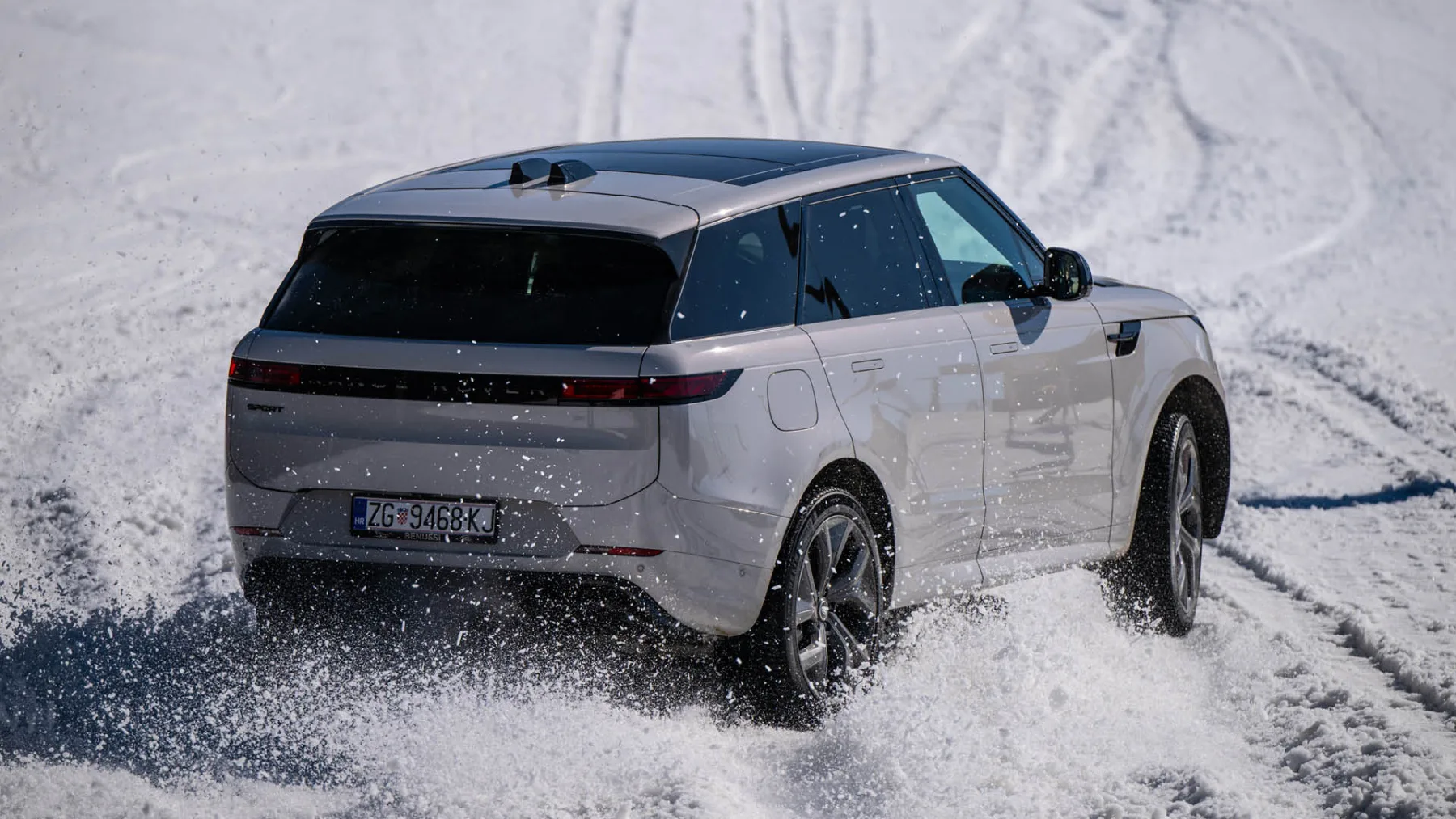 Range Rover s 635 konjskimi močmi na zasneženih strminah na Kopah zveni kot zimska poezija