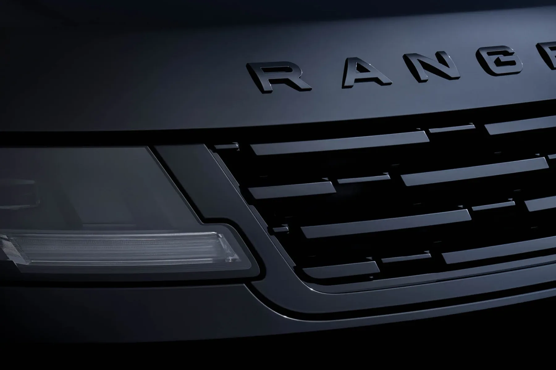 Range Rover Sport SV Black: 626-konjski stealth luksuz, ki do stotice plane v 3,6 s