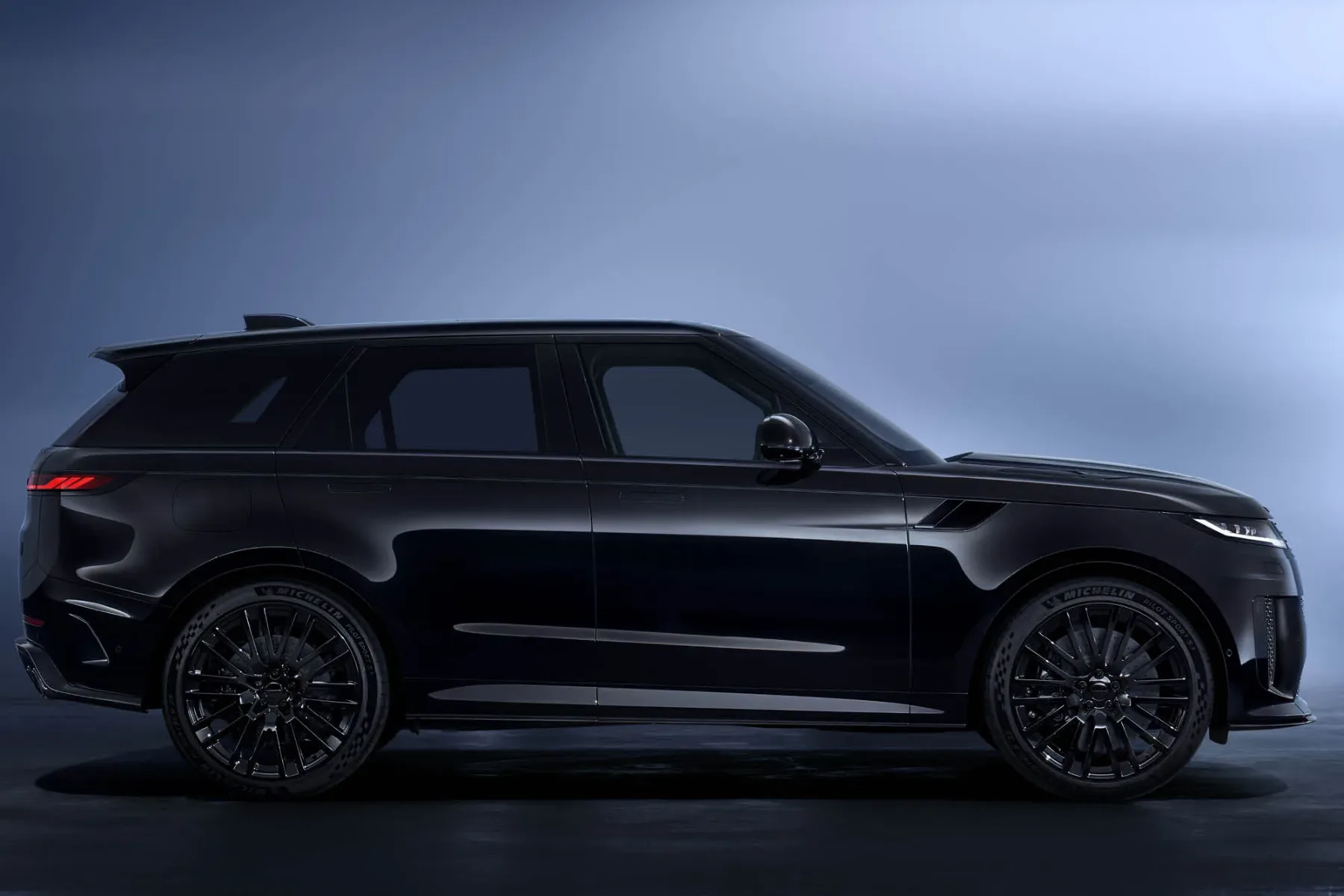 Range Rover Sport SV Black: 626-konjski stealth luksuz, ki do stotice plane v 3,6 s