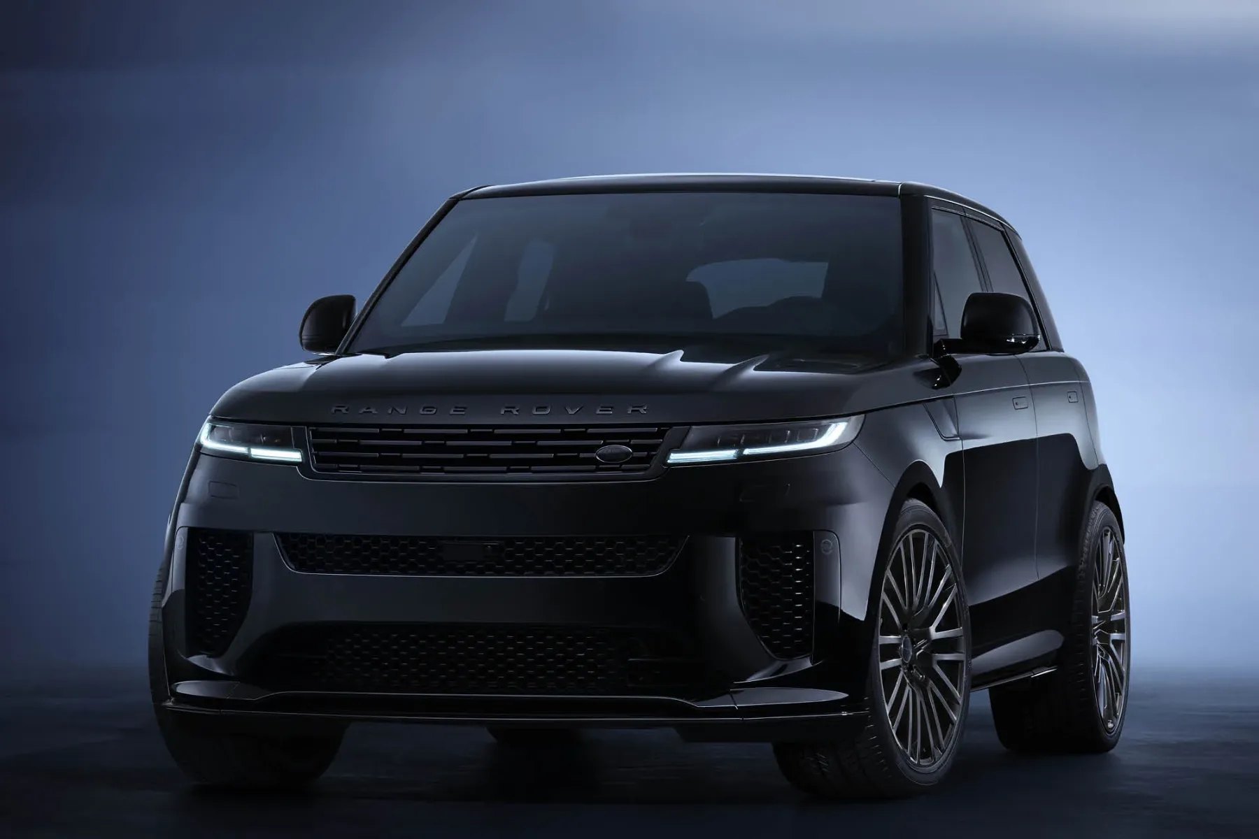 Range Rover Sport SV Black: 626-konjski stealth luksuz, ki do stotice plane v 3,6 s