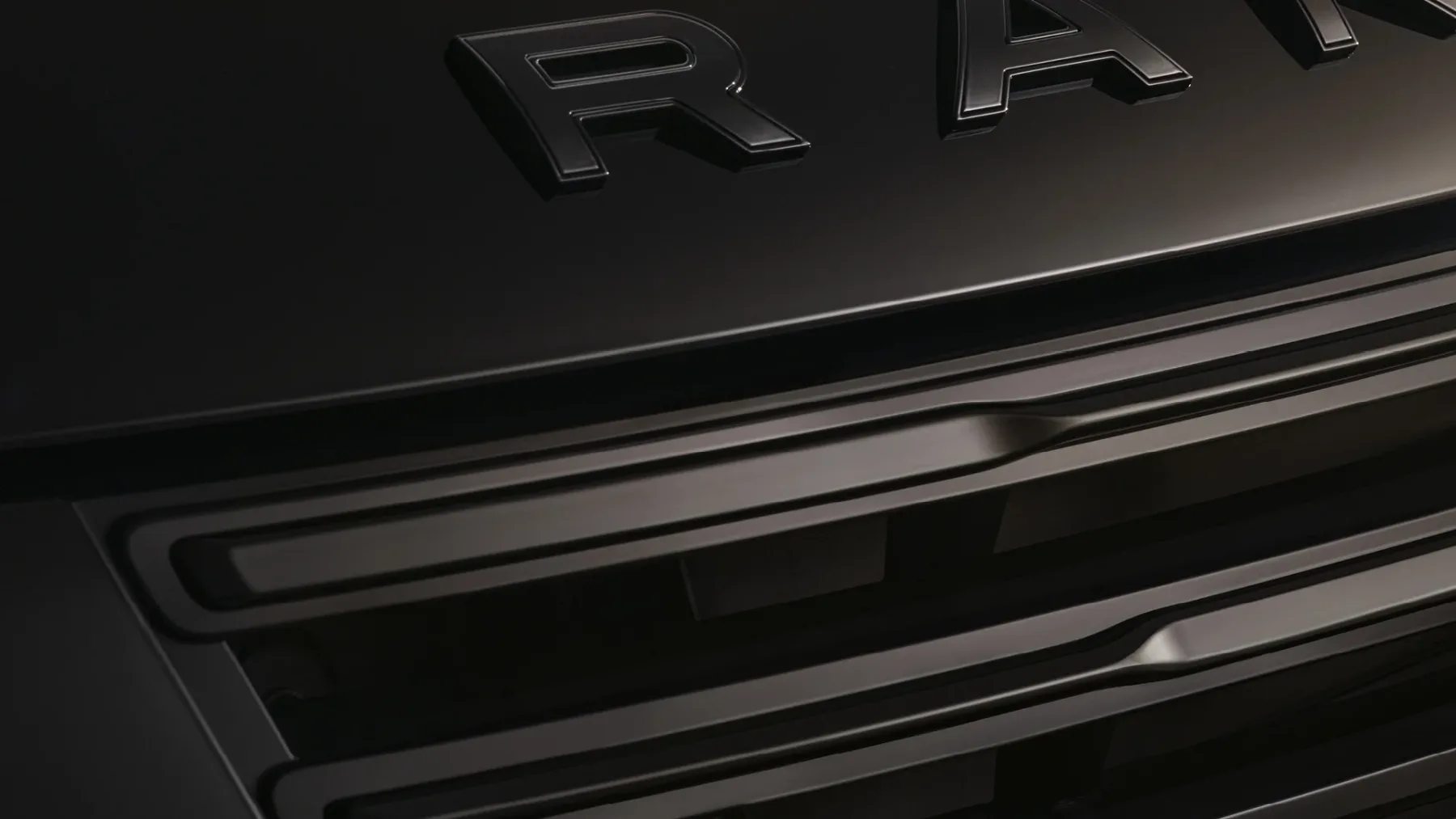 Range Rover SV Black 2025: Temna stran luksuza, ki jo boste želeli občutiti