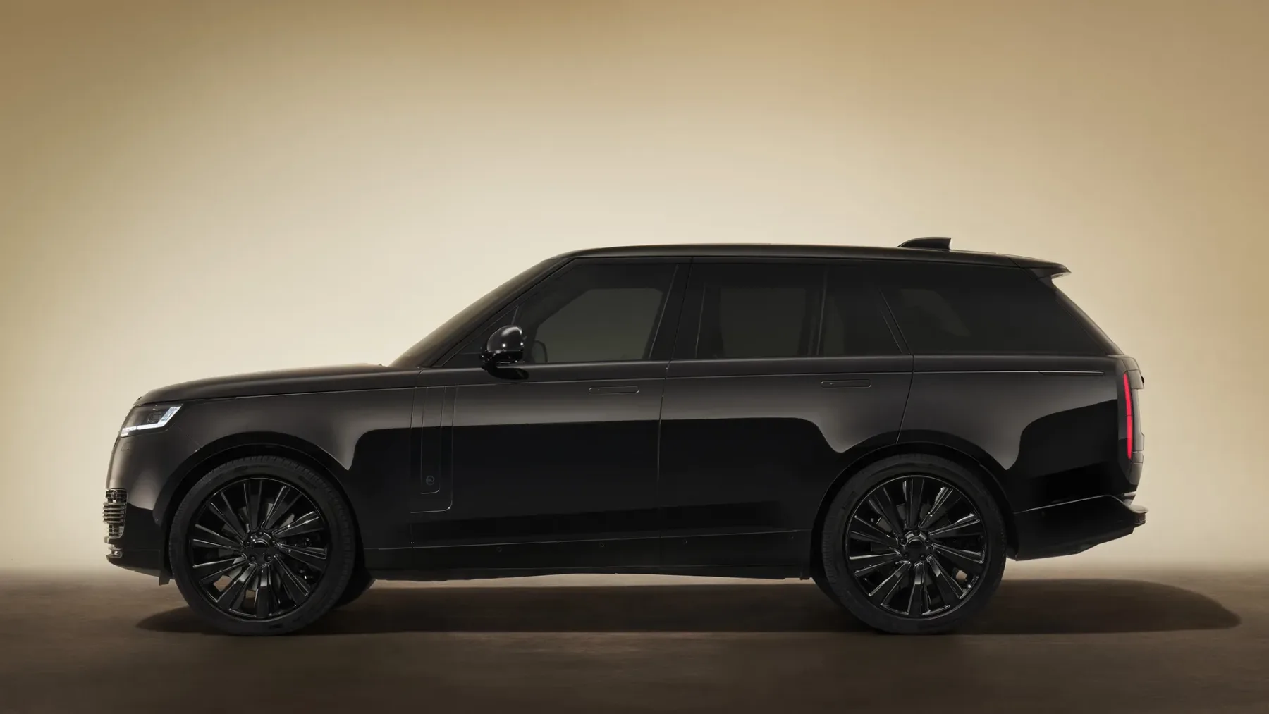 Range Rover SV Black 2025: Temna stran luksuza, ki jo boste želeli občutiti