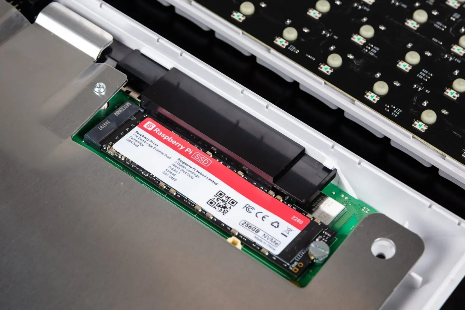 Raspberry Pi 500+: je retro mini PC z 16 GB RAM-a, SSD-jem in mehanično tipkovnico