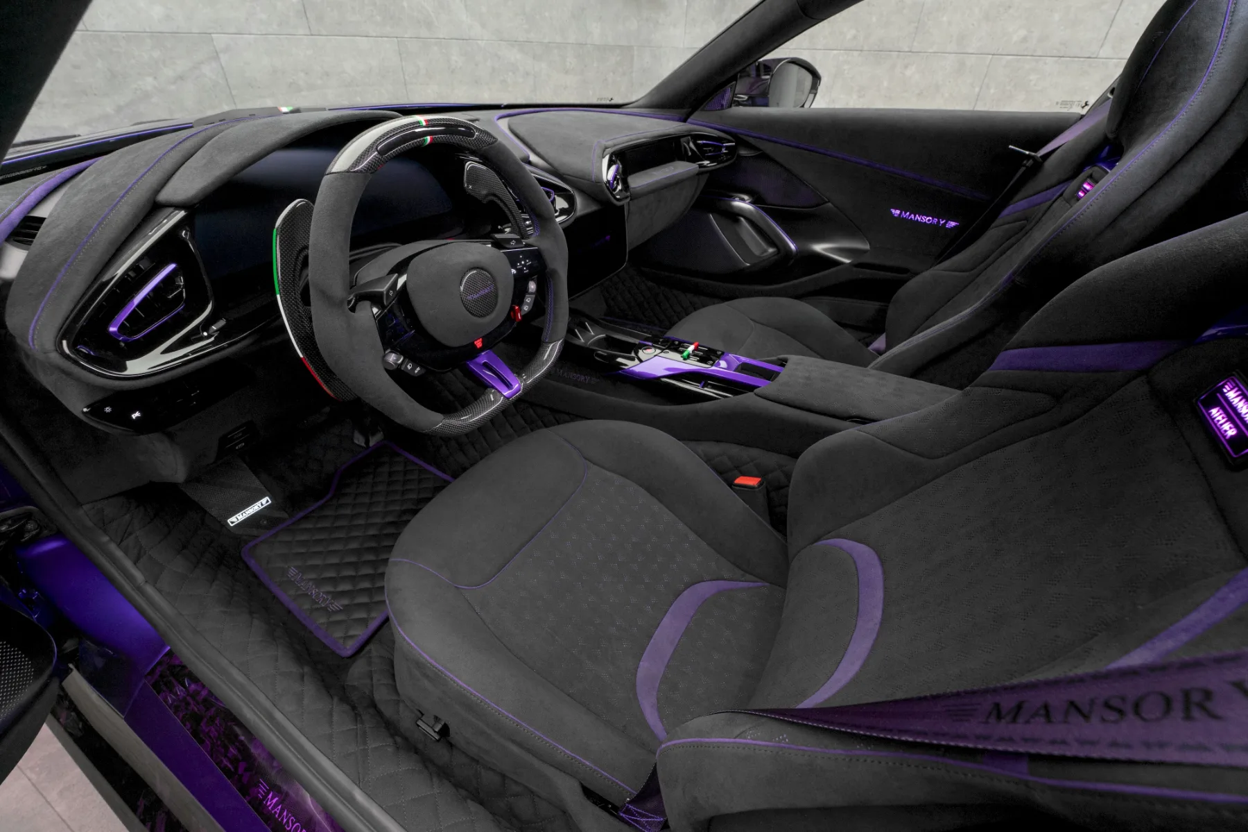 Ravnokar predstavljen – Mansory Equestre 2025: Ferrari 12Cilindri v vijoličnem objemu, ki bi navdušil samega Jokerja
