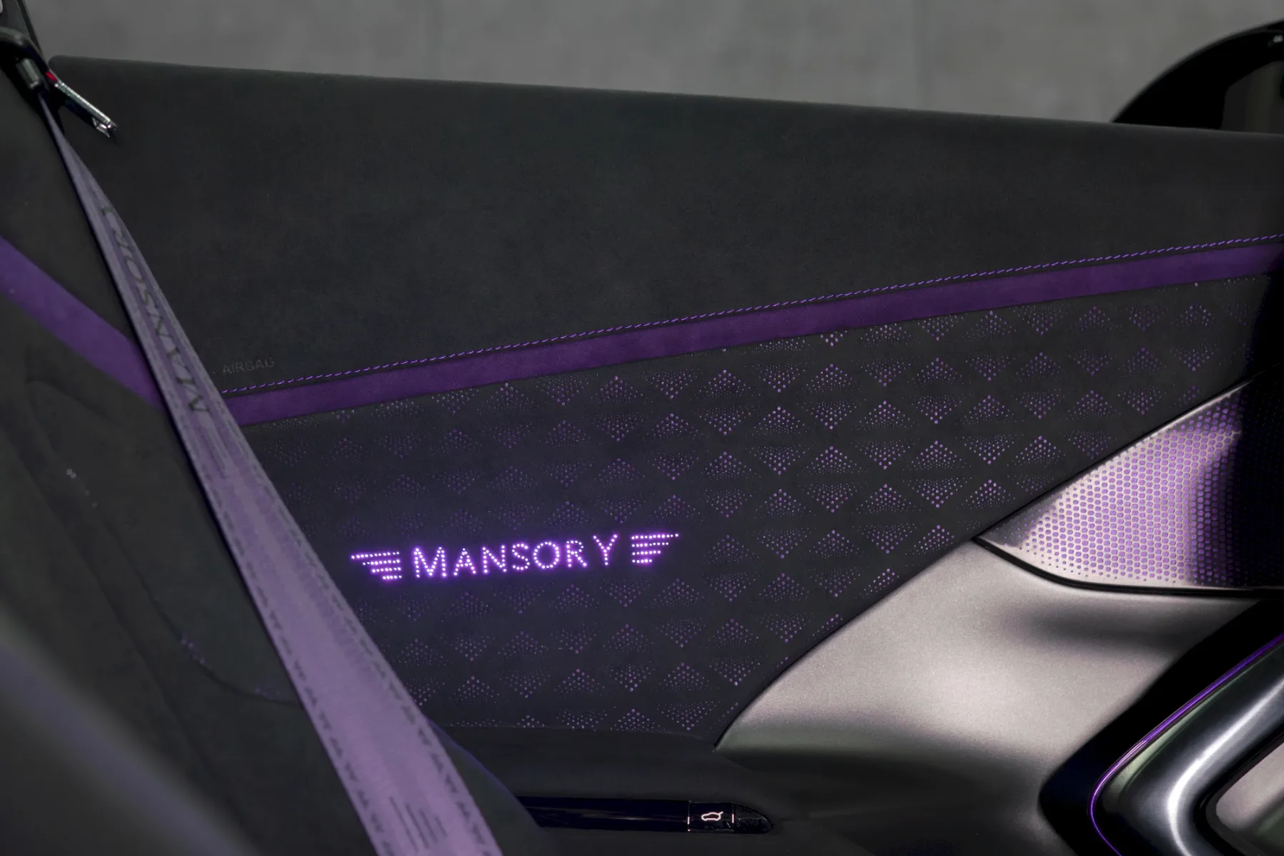 Ravnokar predstavljen – Mansory Equestre 2025: Ferrari 12Cilindri v vijoličnem objemu, ki bi navdušil samega Jokerja