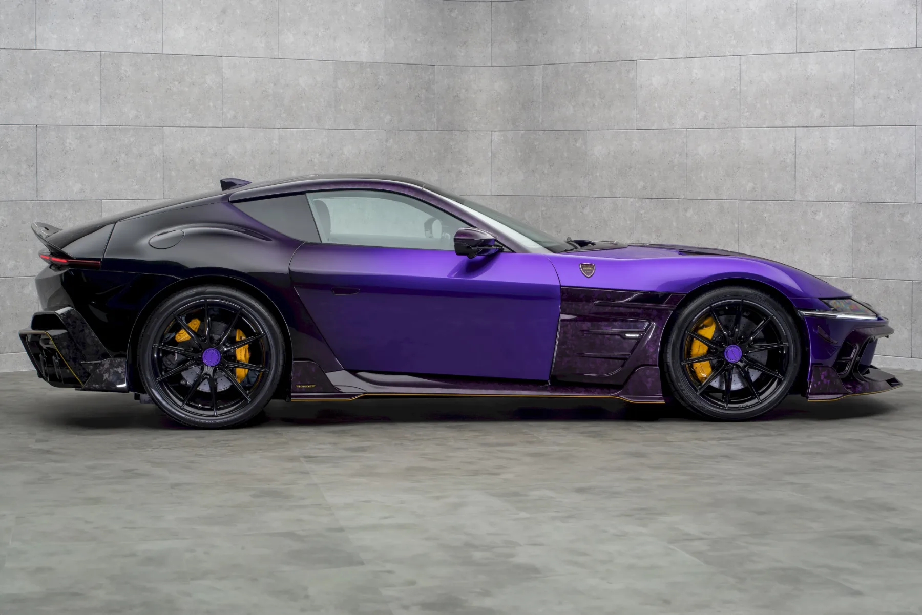 Ravnokar predstavljen – Mansory Equestre 2025: Ferrari 12Cilindri v vijoličnem objemu, ki bi navdušil samega Jokerja