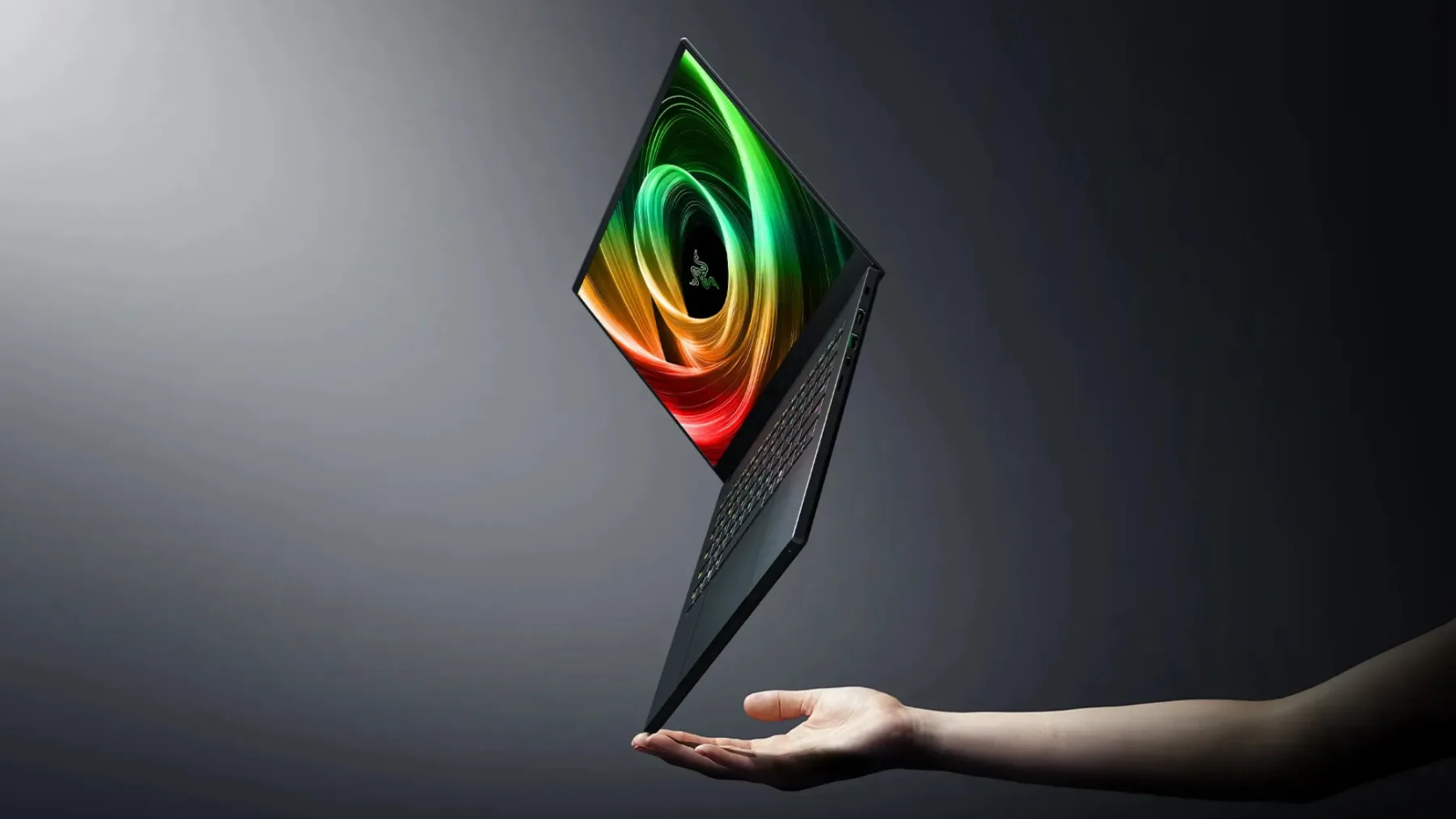 Razer Blade 14 (2025): Tanjši, boljši, drag kot hudič – in še vedno želi biti MacBook za gamerje