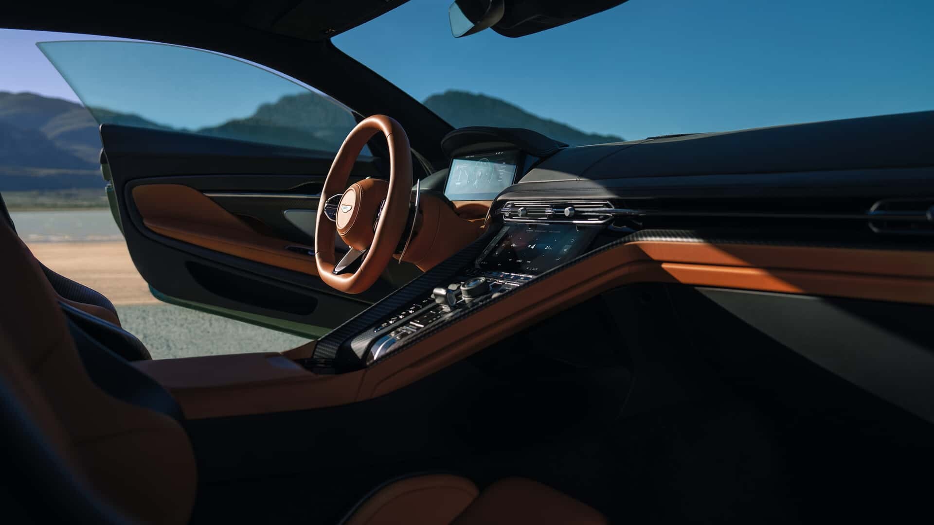 Razkrit Aston Martin DB12: klasika avtomobilizma z 671 konji, ki drvijo do 325 km/h!