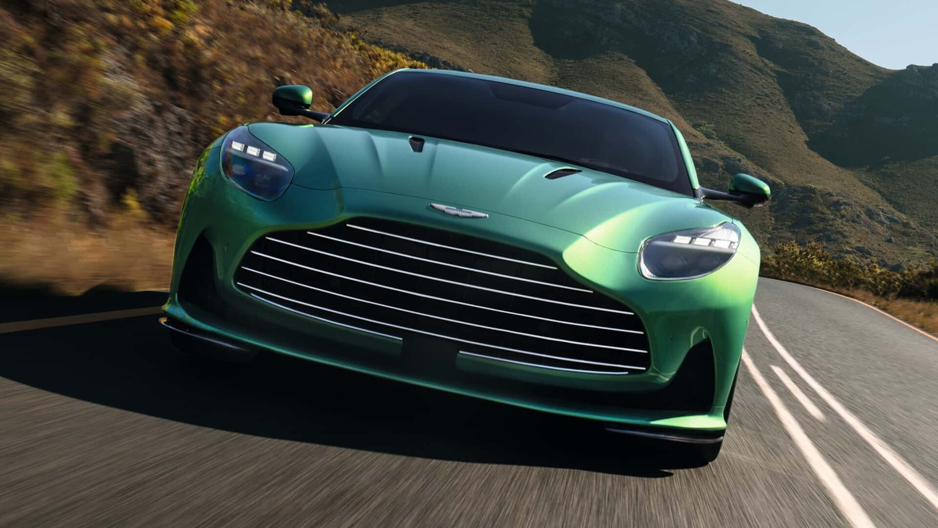 Razkrit Aston Martin DB12: klasika avtomobilizma z 671 konji, ki drvijo do 325 km/h!
