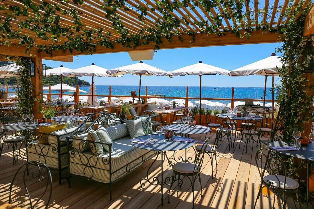 Razkrivamo lokacijo nove sezone serije Beli lotus: V teh dveh absurdno prestižnih hotelih na Azurni obali prav zdaj snemajo 4. sezono