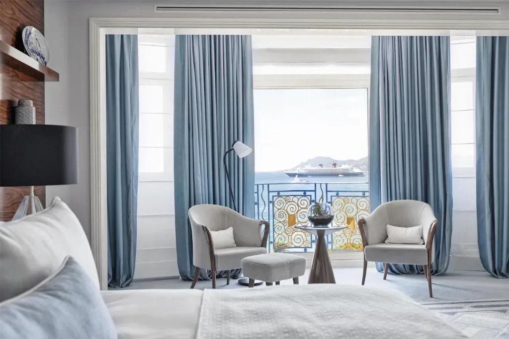 Razkrivamo lokacijo nove sezone serije Beli lotus: V teh dveh absurdno prestižnih hotelih na Azurni obali prav zdaj snemajo 4. sezono