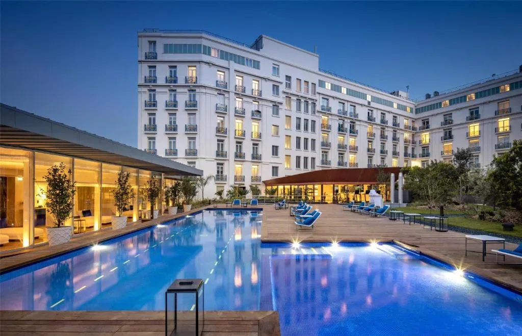 Razkrivamo lokacijo nove sezone serije Beli lotus: V teh dveh absurdno prestižnih hotelih na Azurni obali prav zdaj snemajo 4. sezono