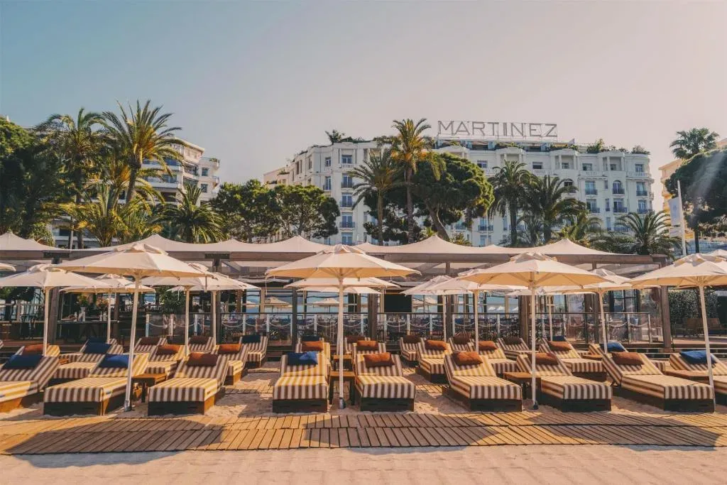 Razkrivamo lokacijo nove sezone serije Beli lotus: V teh dveh absurdno prestižnih hotelih na Azurni obali prav zdaj snemajo 4. sezono