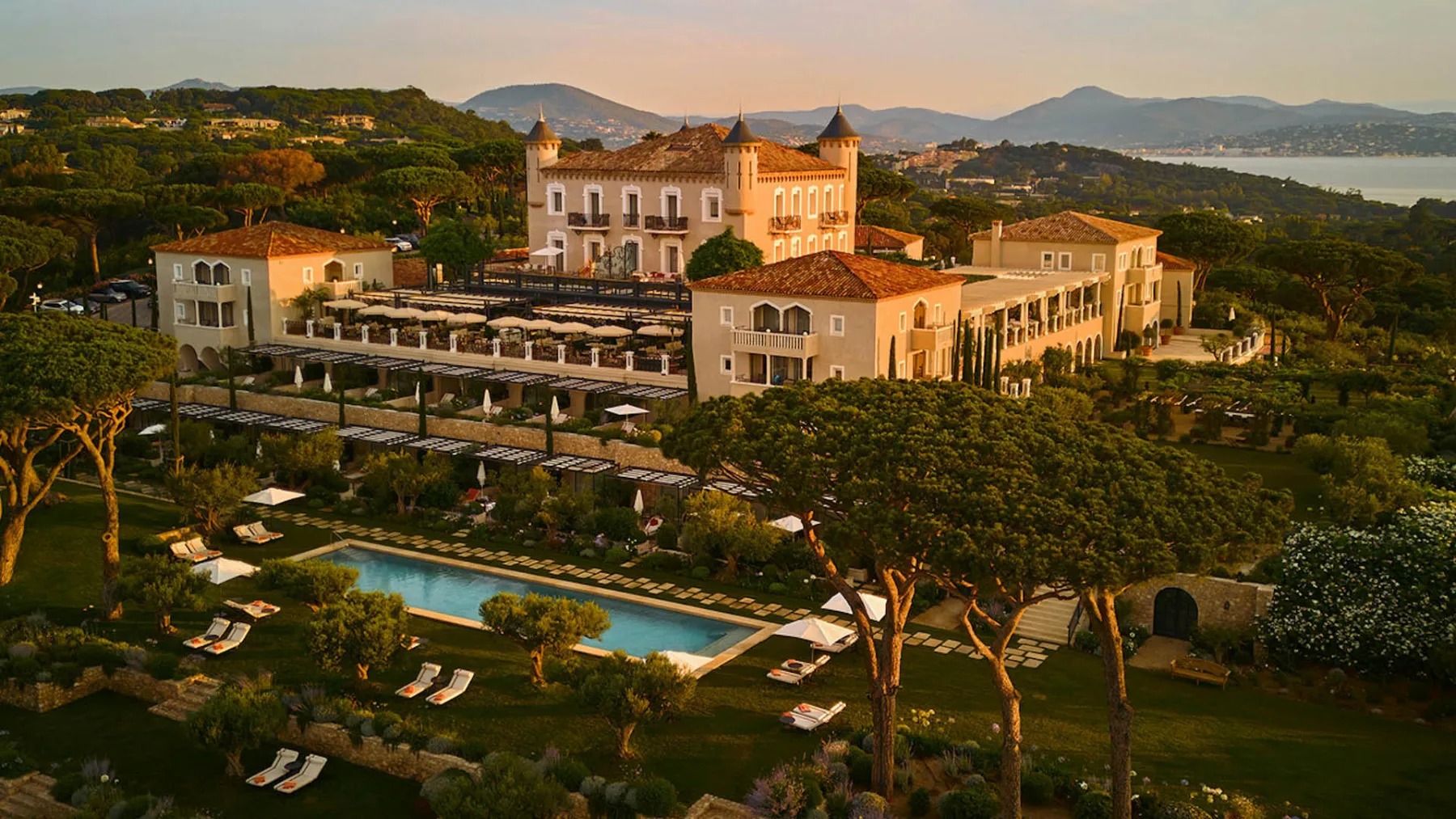 Razkrivamo lokacijo nove sezone serije Beli lotus: V teh dveh absurdno prestižnih hotelih na Azurni obali prav zdaj snemajo 4. sezono