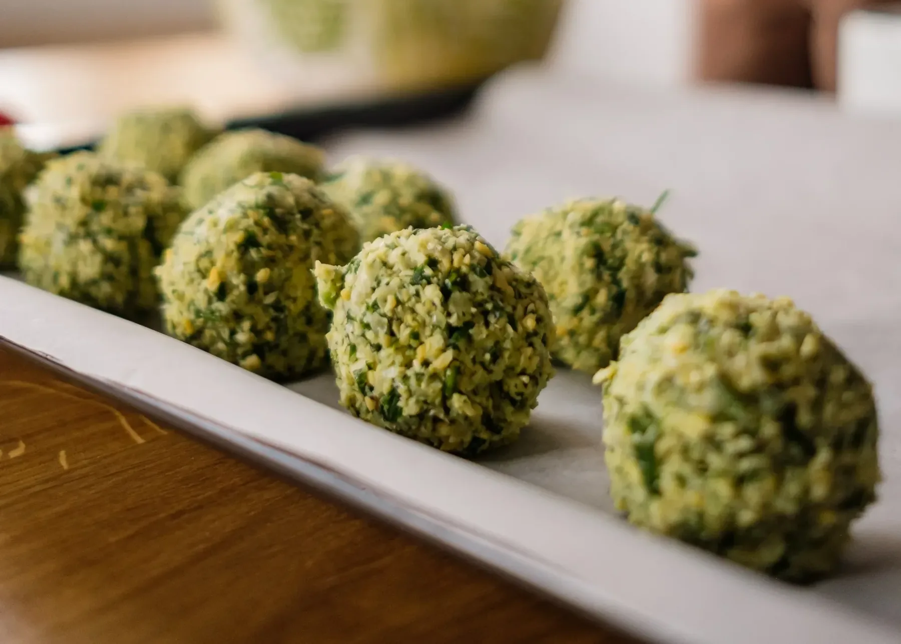 Recept: Brokolijev falafel z jogurtovim prelivom