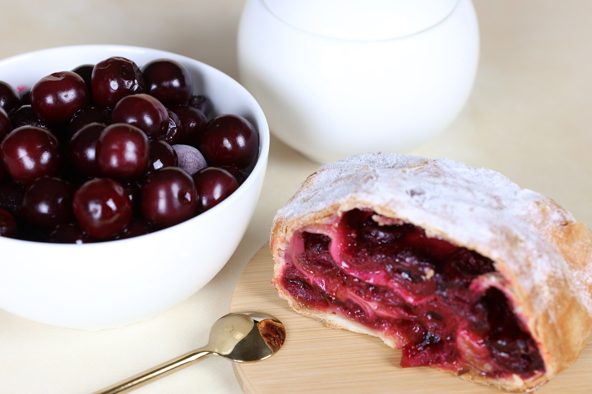 Recept: češnjev štrudelj (češnjev zavitek)