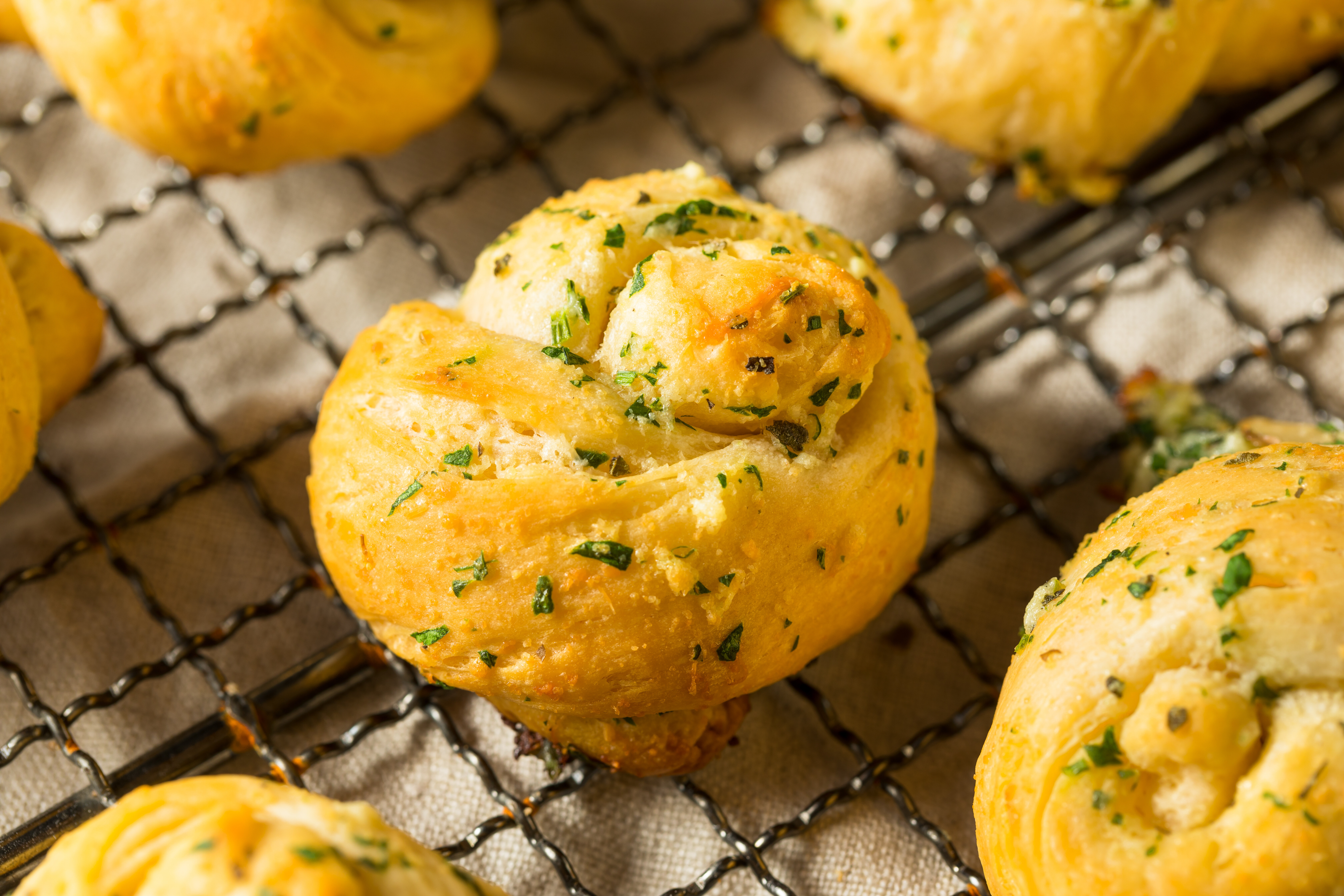 Recept: Česnovi vozli s sirom – pecivo, ki se ga zlepa ne boste naveličali
