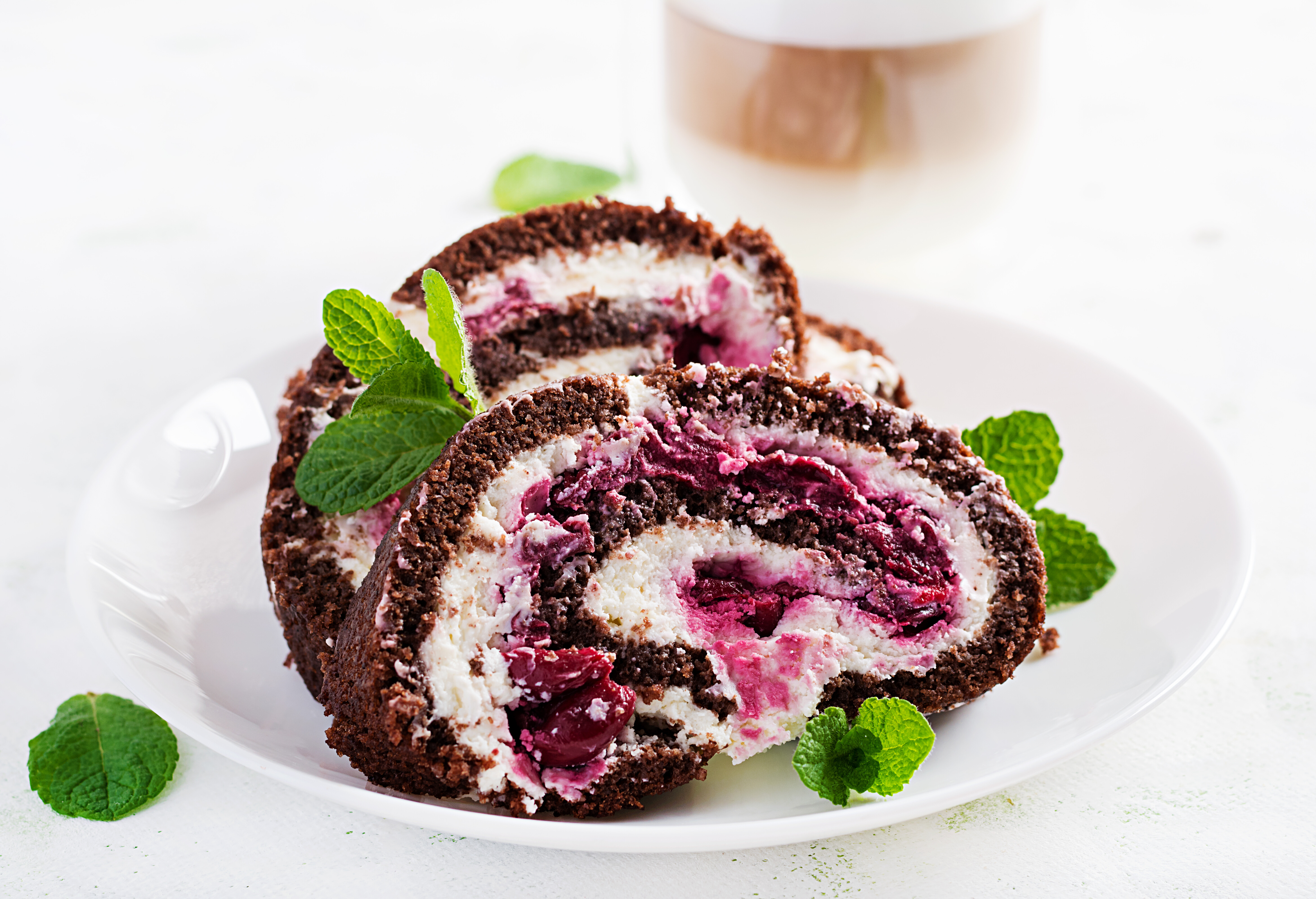 Recept: čokoladna rolada s kokosom in jagodami