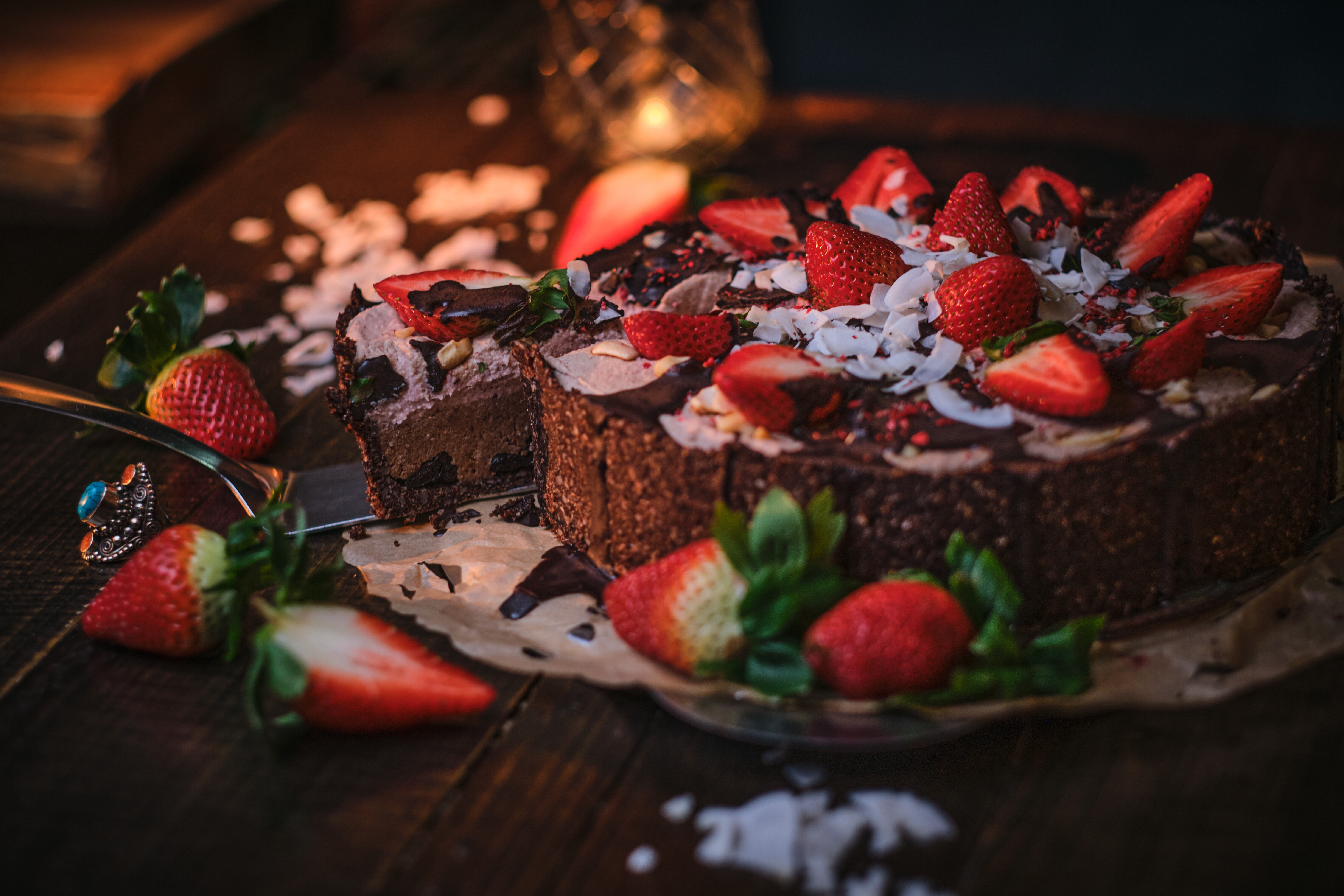 Recept: čokoladna torta z jagodami (brez jajc)