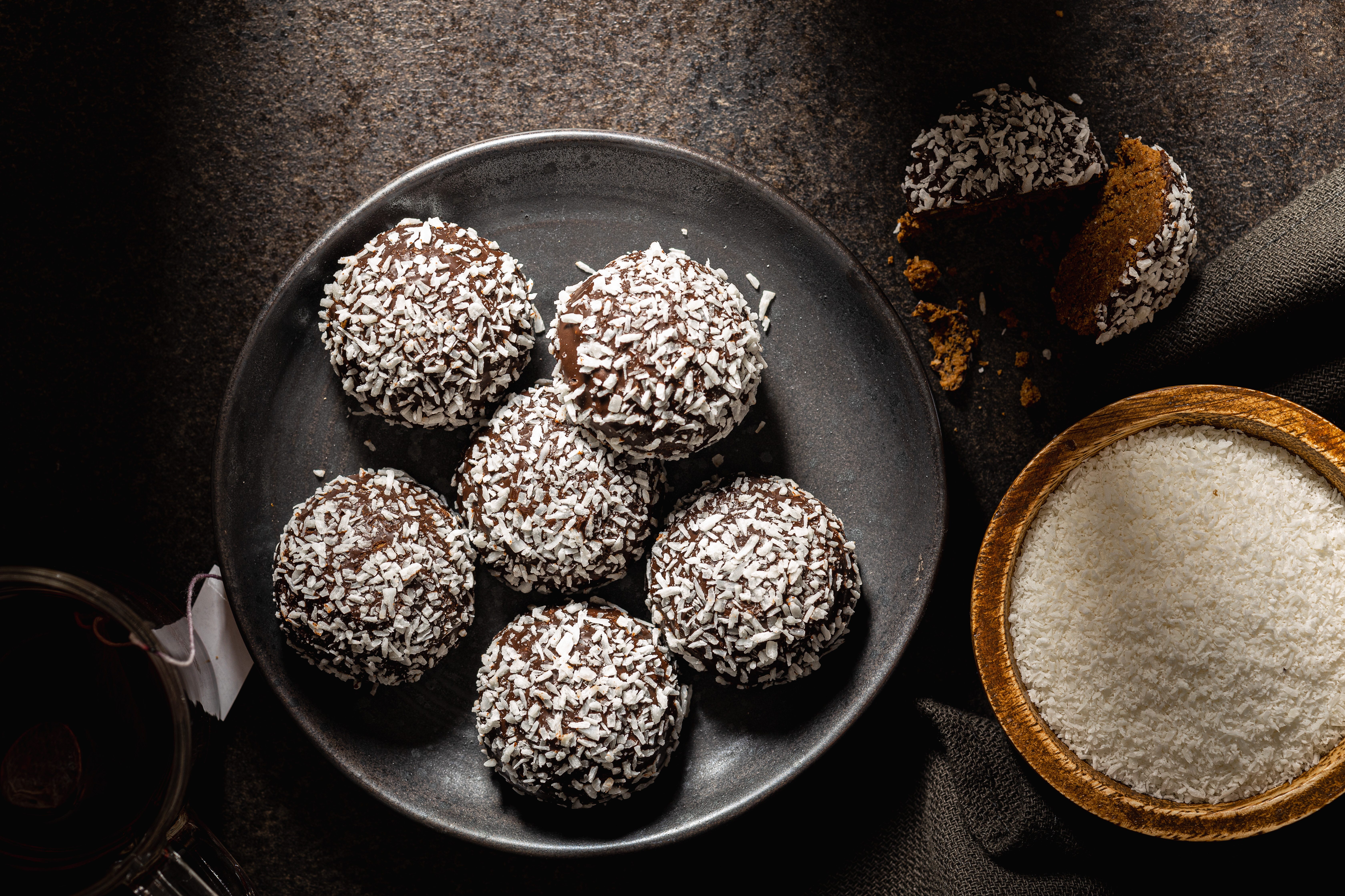 Recept: čokoladne kroglice s kokosom, pripravljene hitro in enostavno
