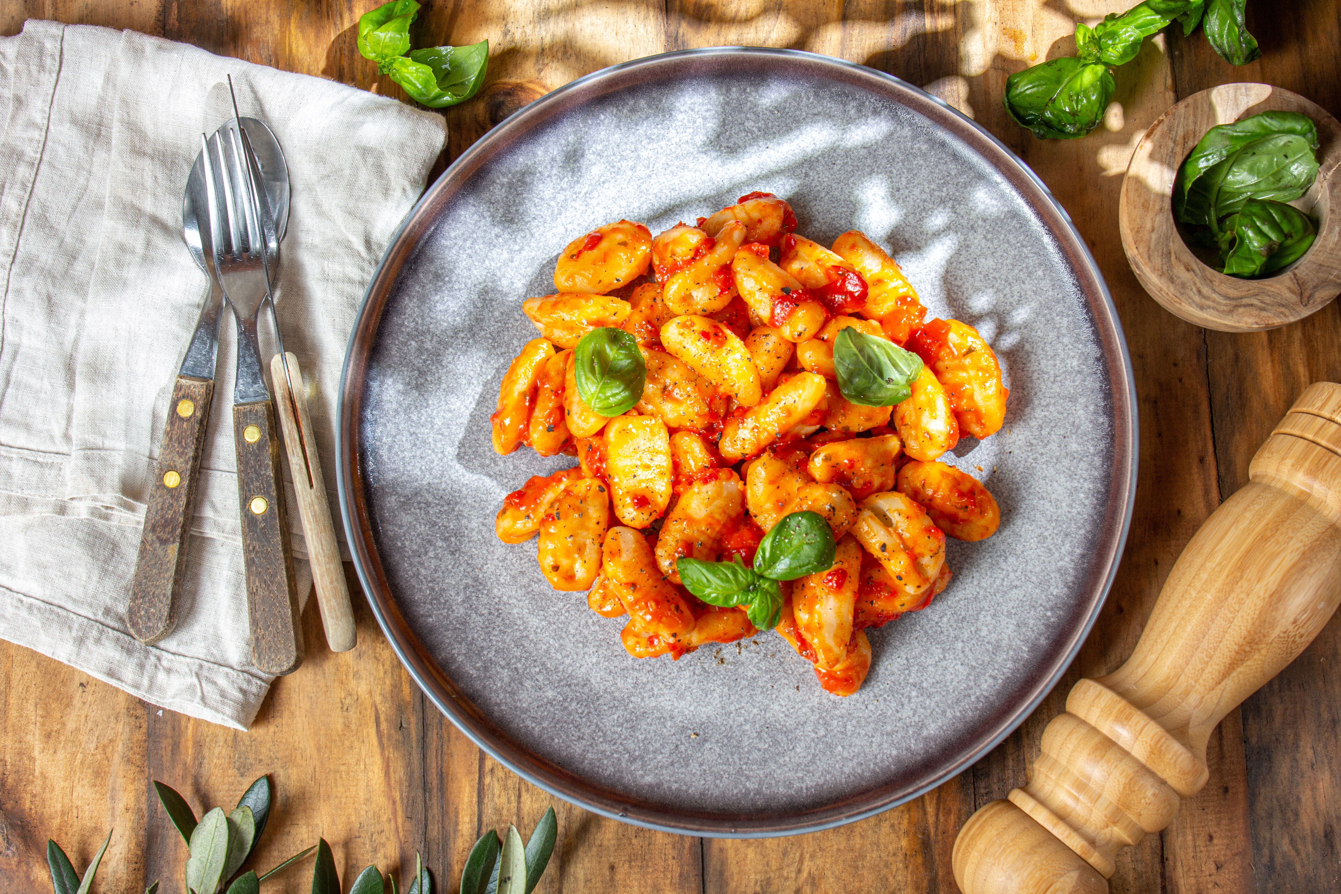 Recept: domači njoki v paradižnikovi omaki