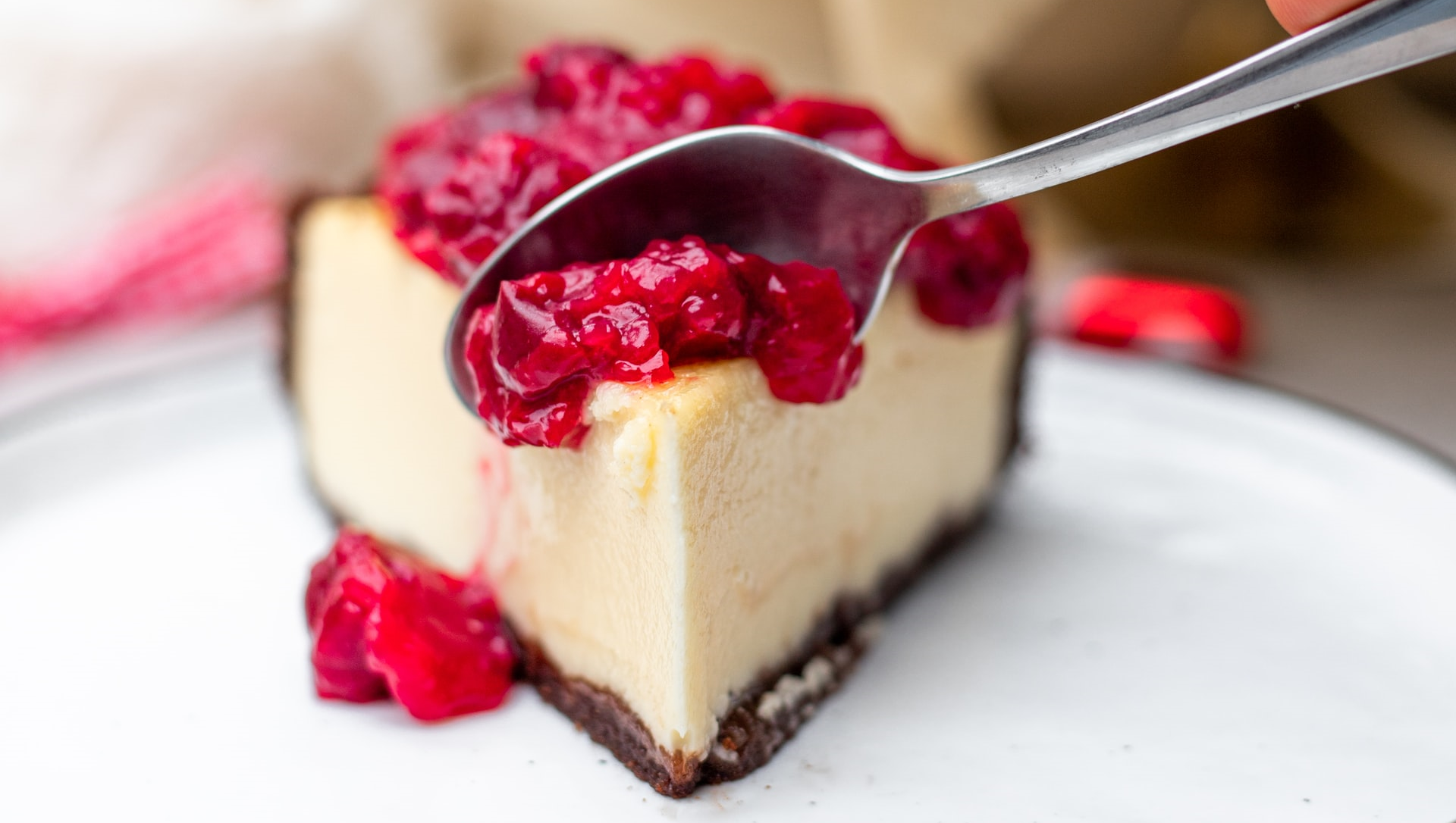 Recept: Enostaven in osvežujoč cheesecake brez peke