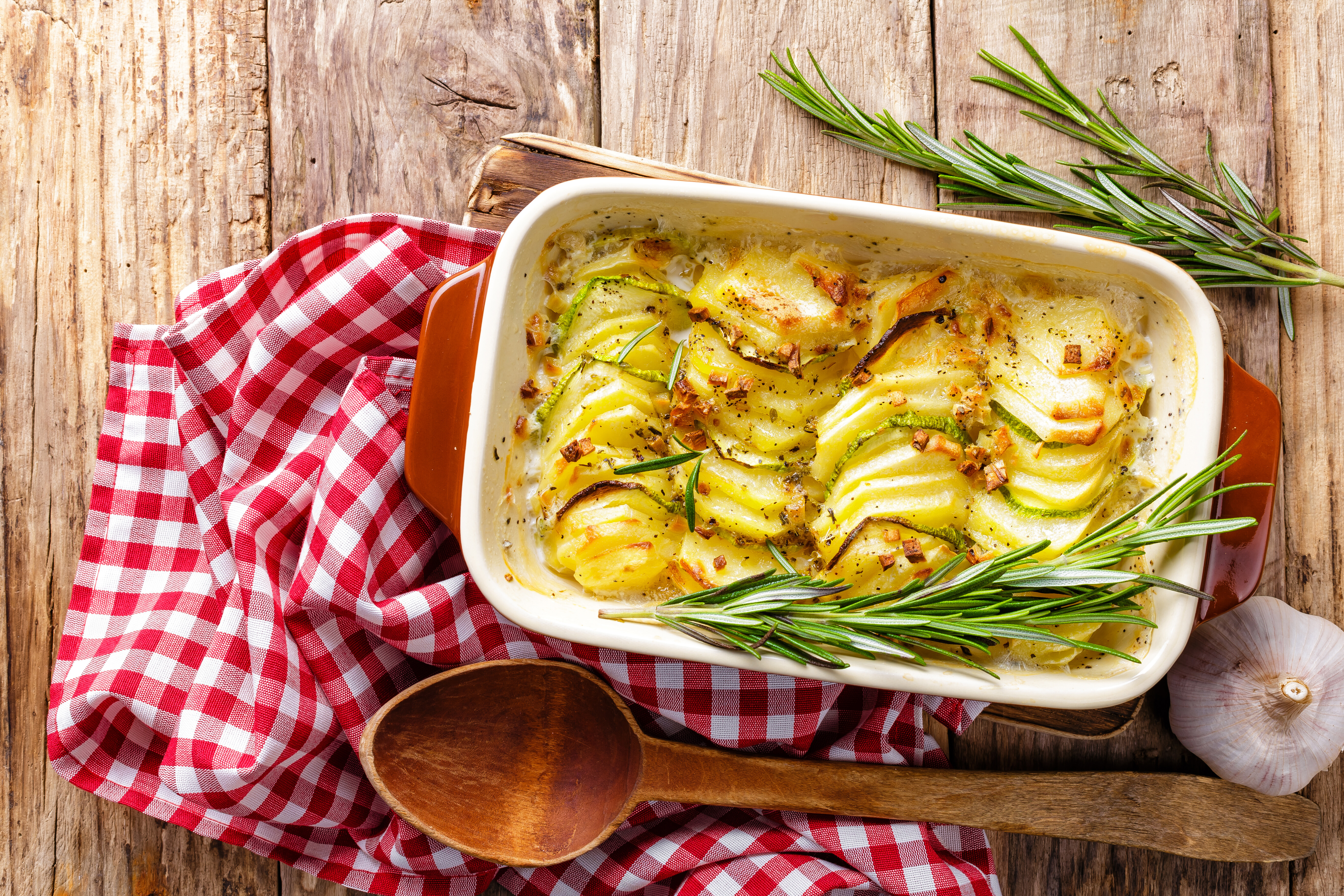 Recept: gratinirani krompir v sirovi omaki