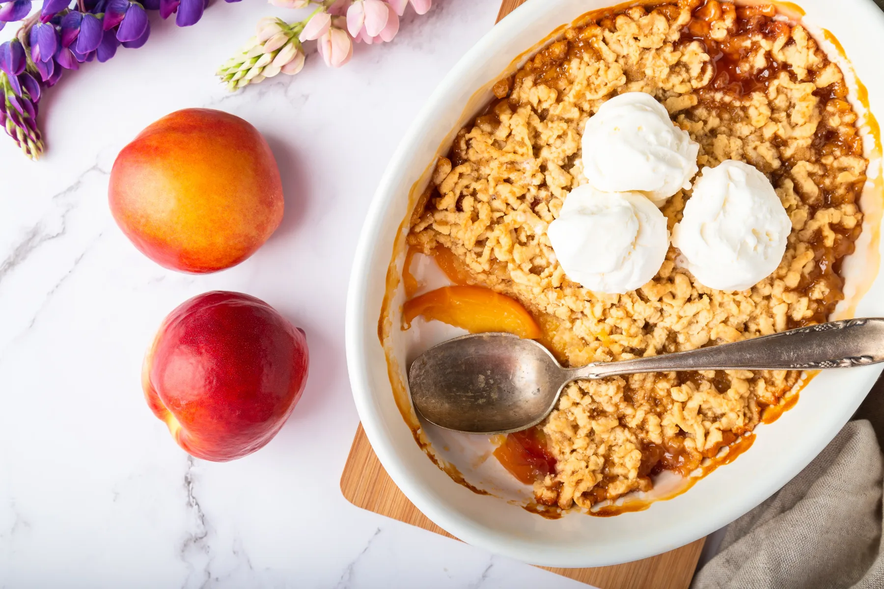 Recept: hrustljav breskvin drobljenec – enostavna poletna sladica