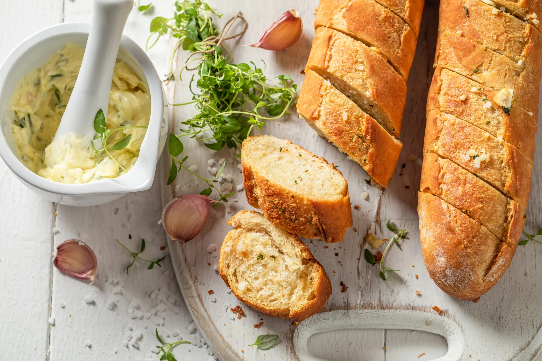Recept: Hrustljavi in dišeči česnovi kruhki