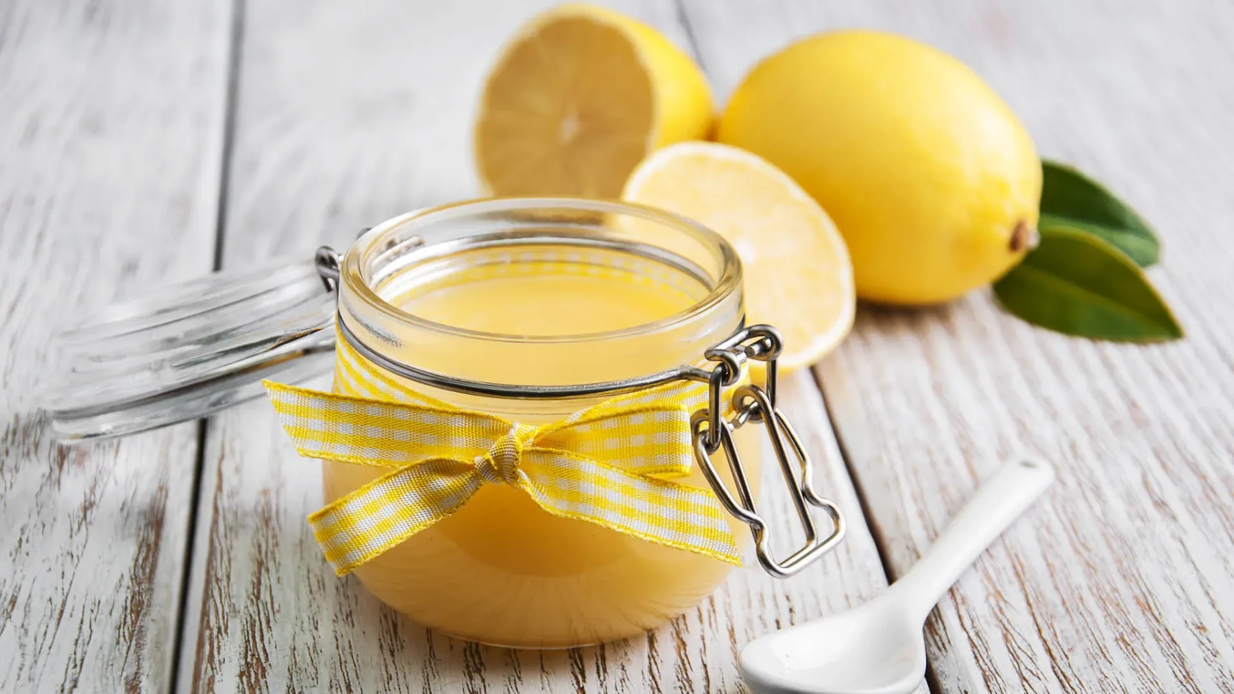 Recept: italijanska limonina marmelada, ki je tako dobra, da jo boste skrivali pred ostalimi