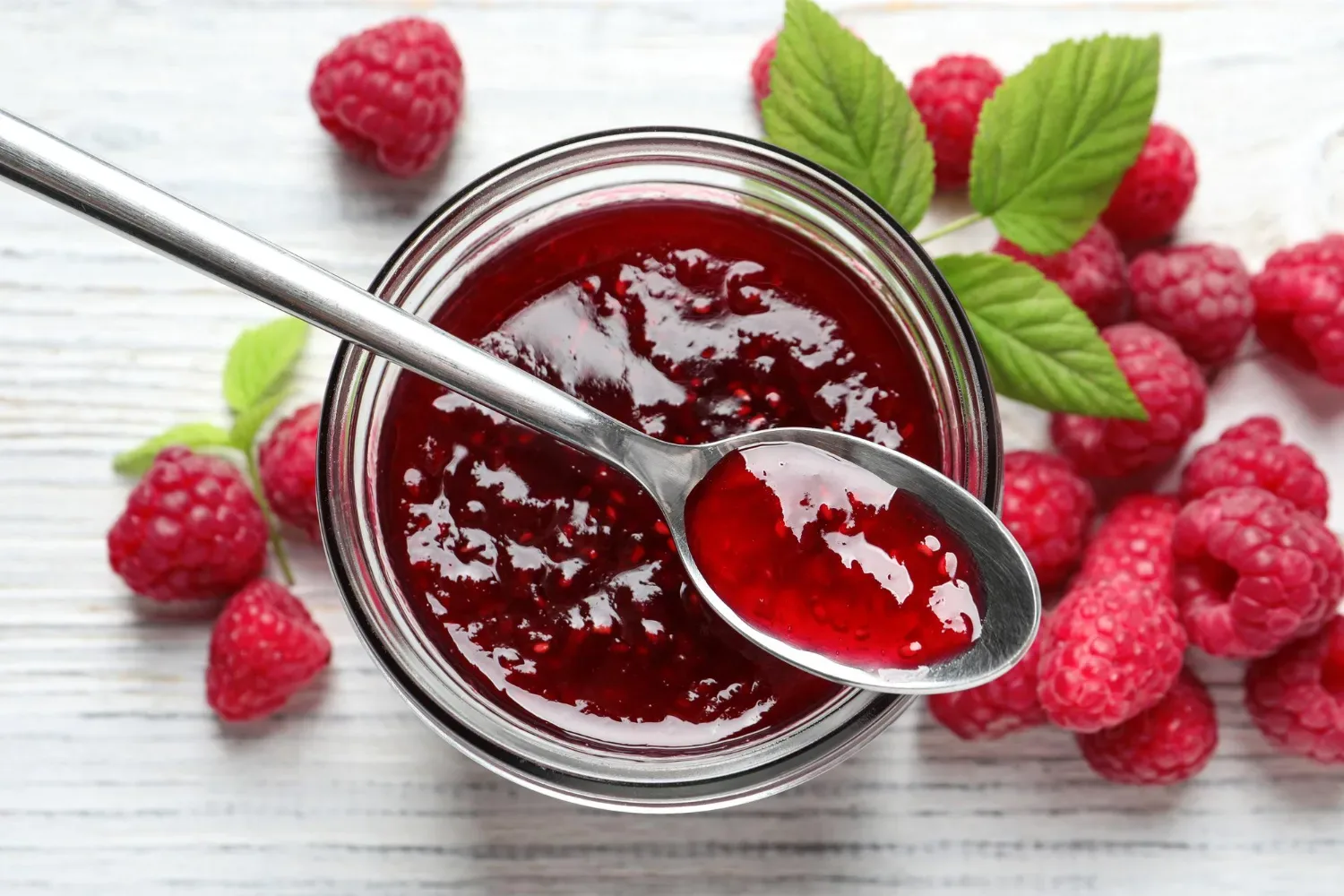 Recept, ki ruši internet: domača malinova marmelada – pripravljena v 10 minutah!