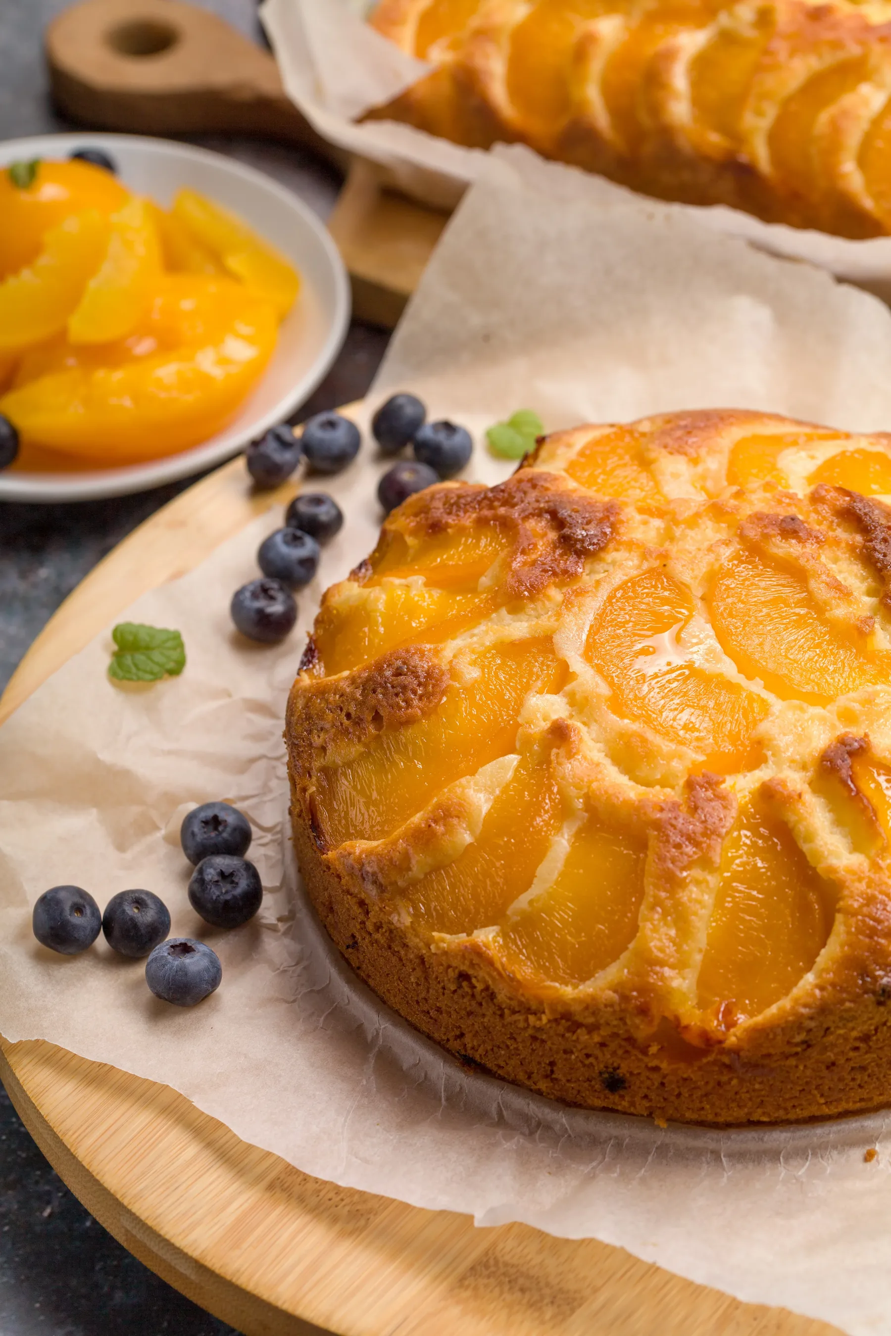 Recept: Lahka in osvežilna torta z breskvami, ki jo pripravite v manj kot eni uri