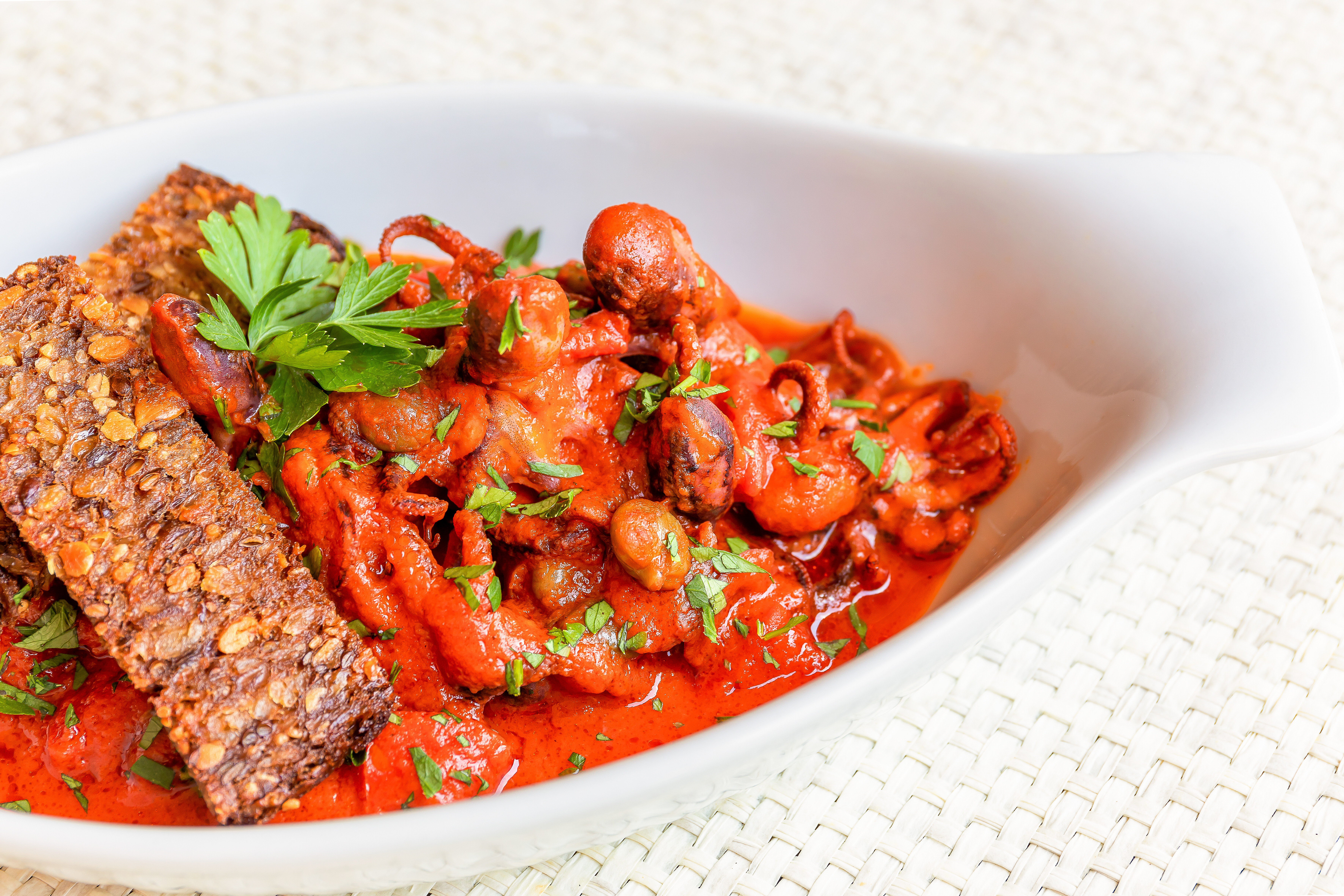 Recept: lignji v paradižnikovi omaki – enostavna mojstrovina sredozemske kuhinje