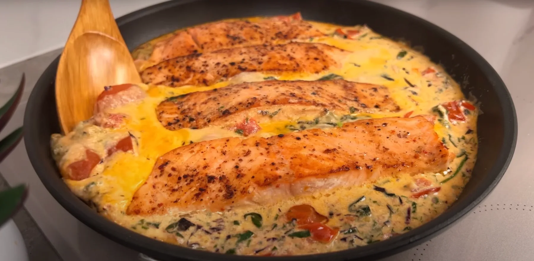 Recept: losos v kremni omaki s češnjevim paradižnikom in baziliko