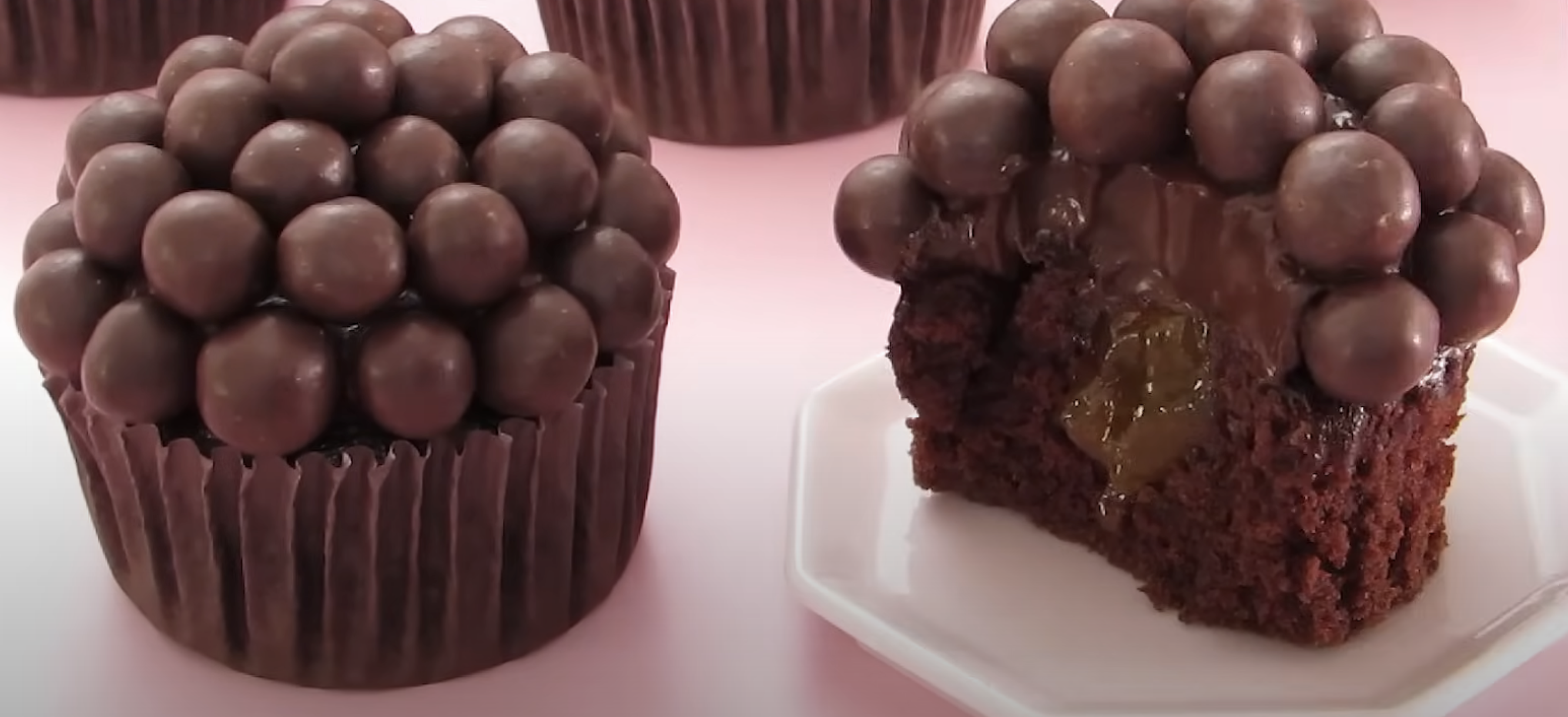 Recept: “mehurčkasti” čokoladni cupcakes z marmelado (VIDEO)