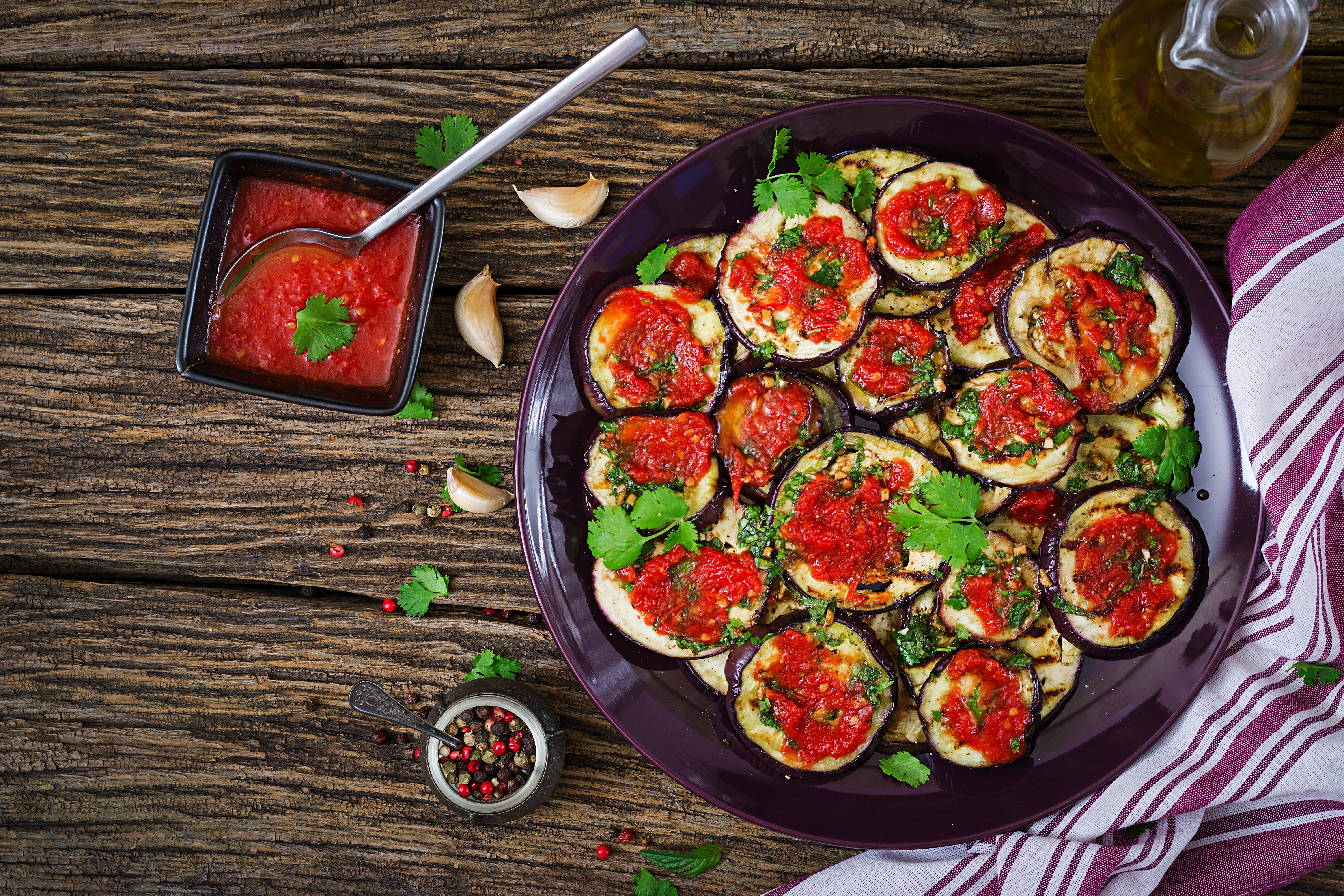 Recept: mini pizza z jajčevci, idealna za poletne piknike