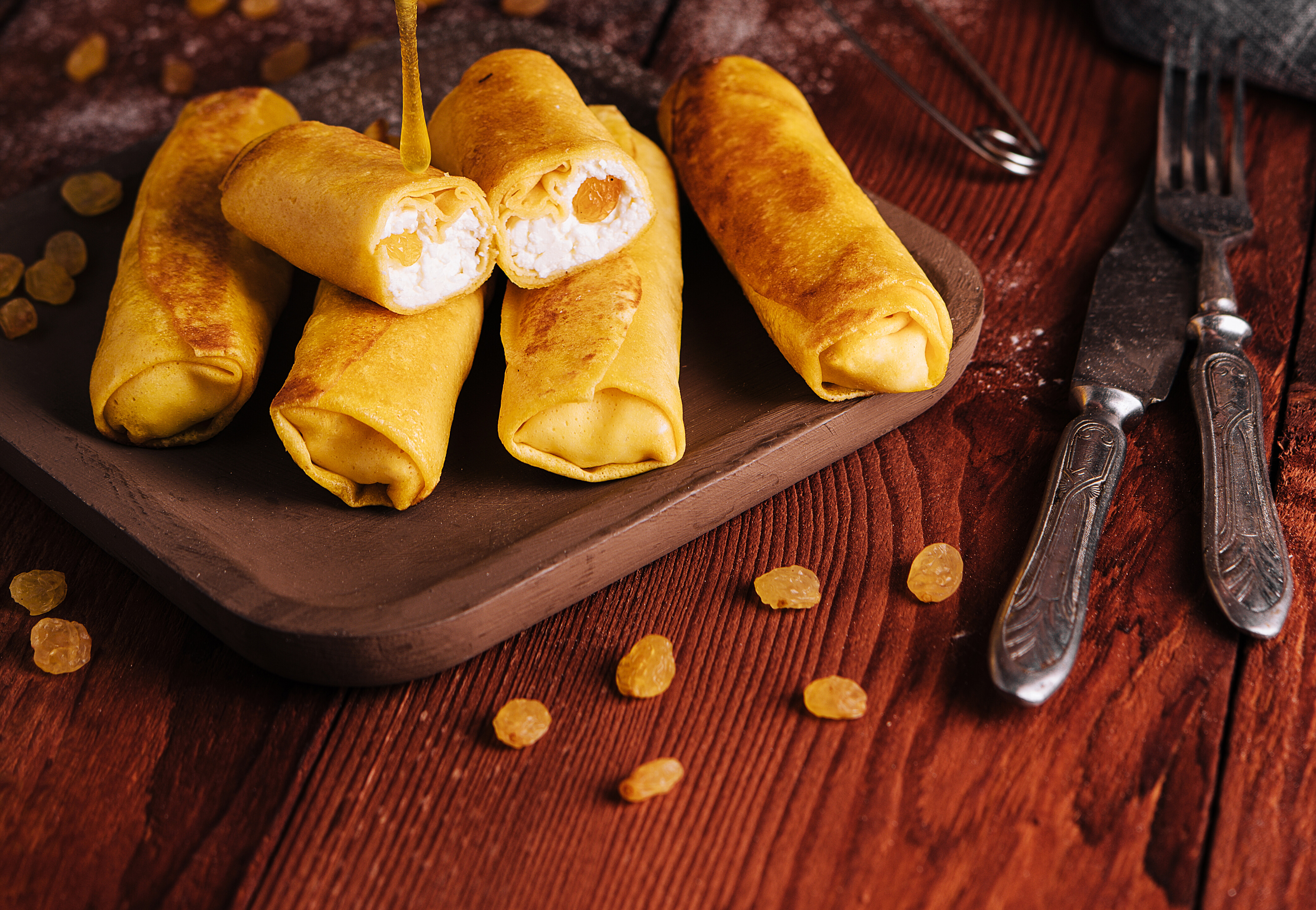 Recept: palačinke s skuto, rozinami in oreščki