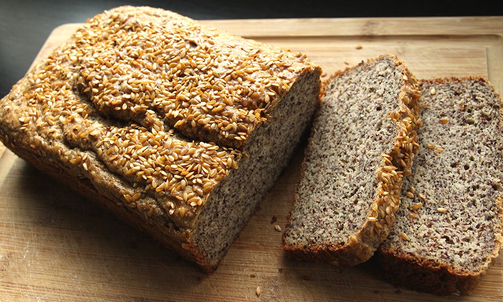 Recept: paleo kruh – kruh brez glutena in skoraj brez ogljikovih hidratov