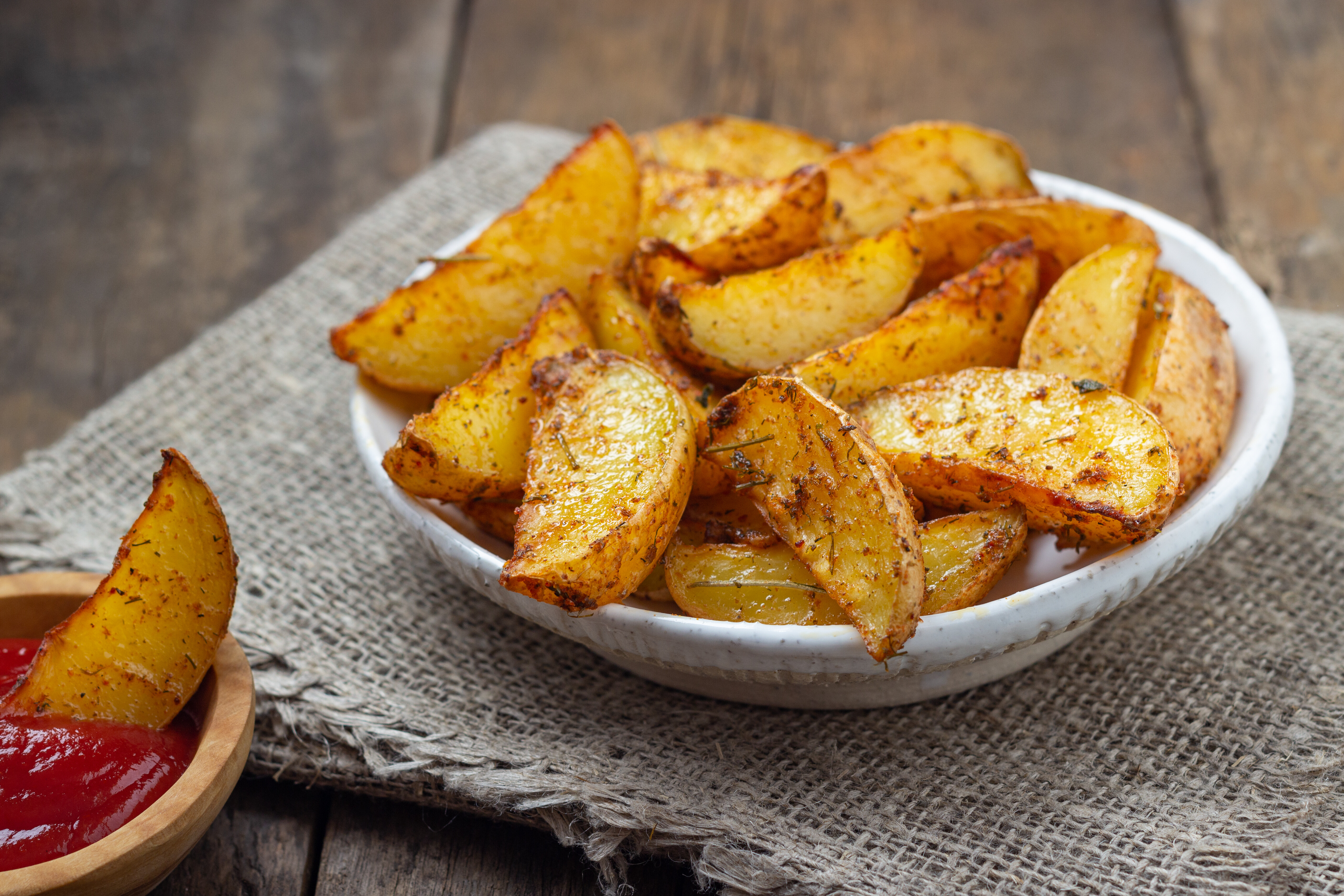 Recept: pečen krompir z mehko sredico in hrustljavo skorjico