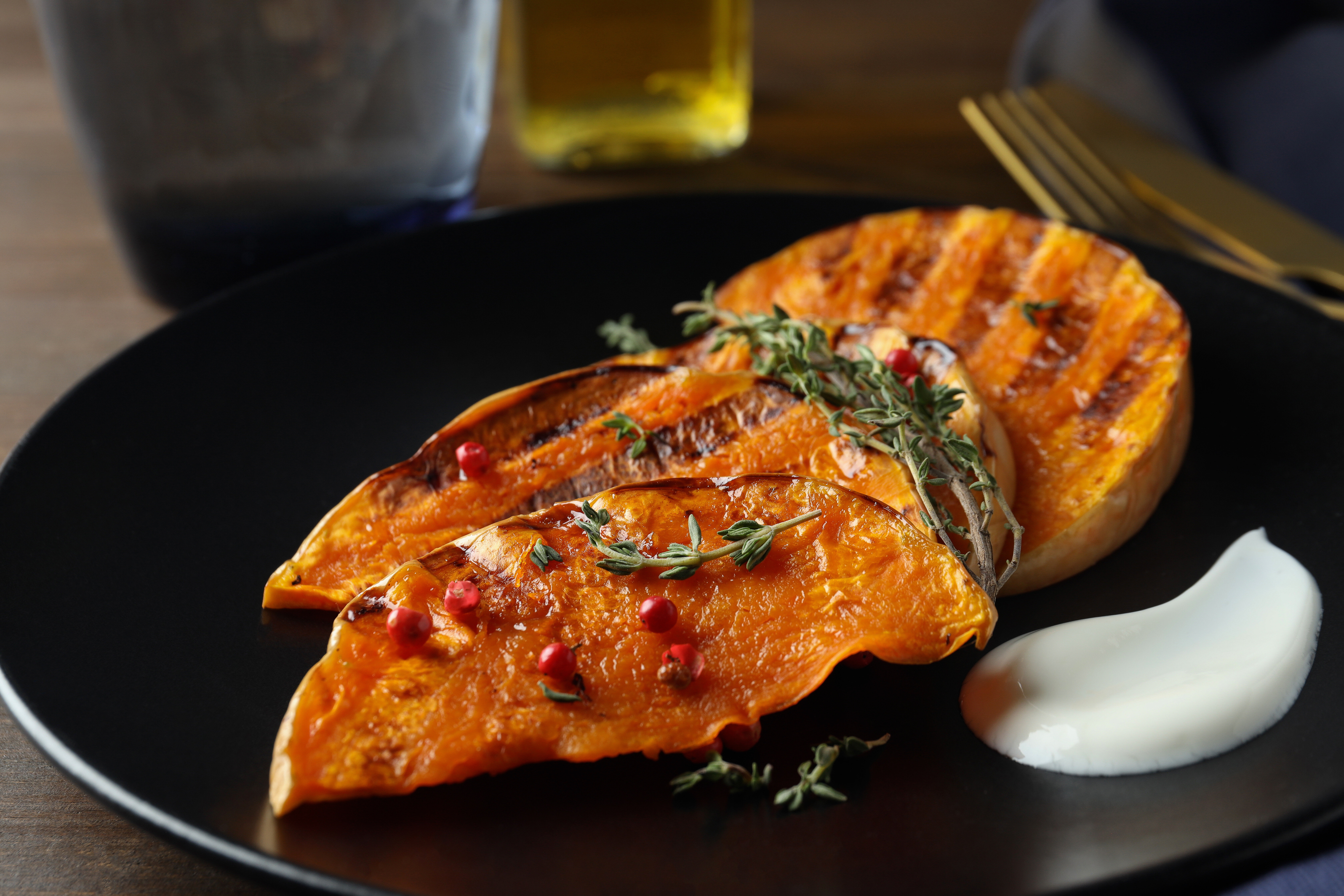 Recept: pečena buča s česnom in rožmarinom
