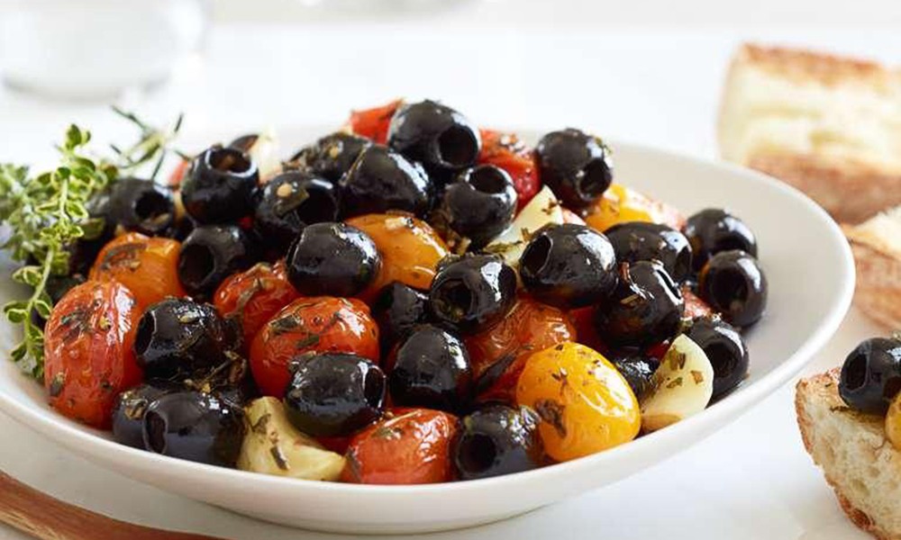 Recept: pečene olive v olivnem olju za zdrav prigrizek