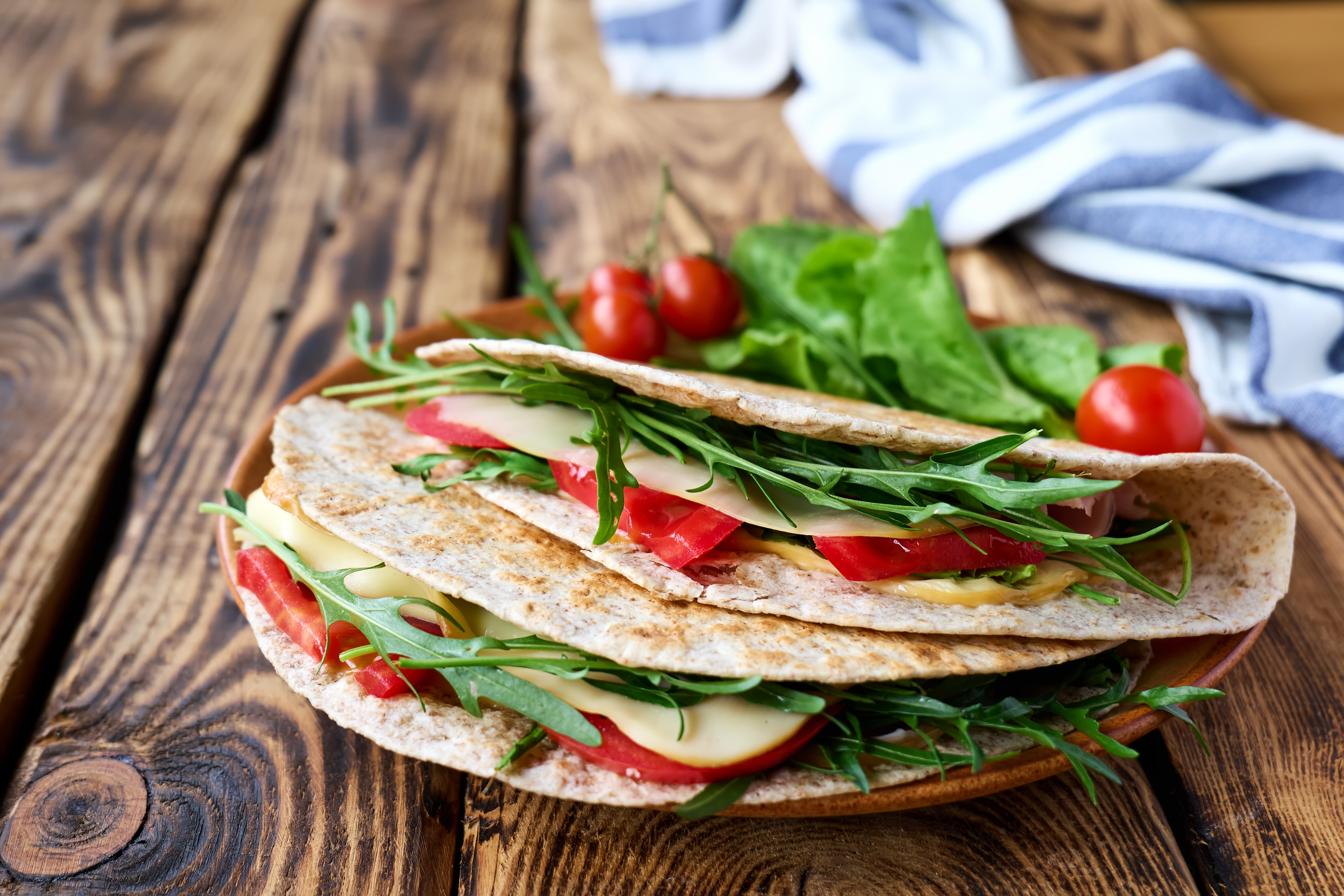 Recept: Piadina Romagnola – avtentična italijanska ploska pogača, ki je idealen kruh za sendvič