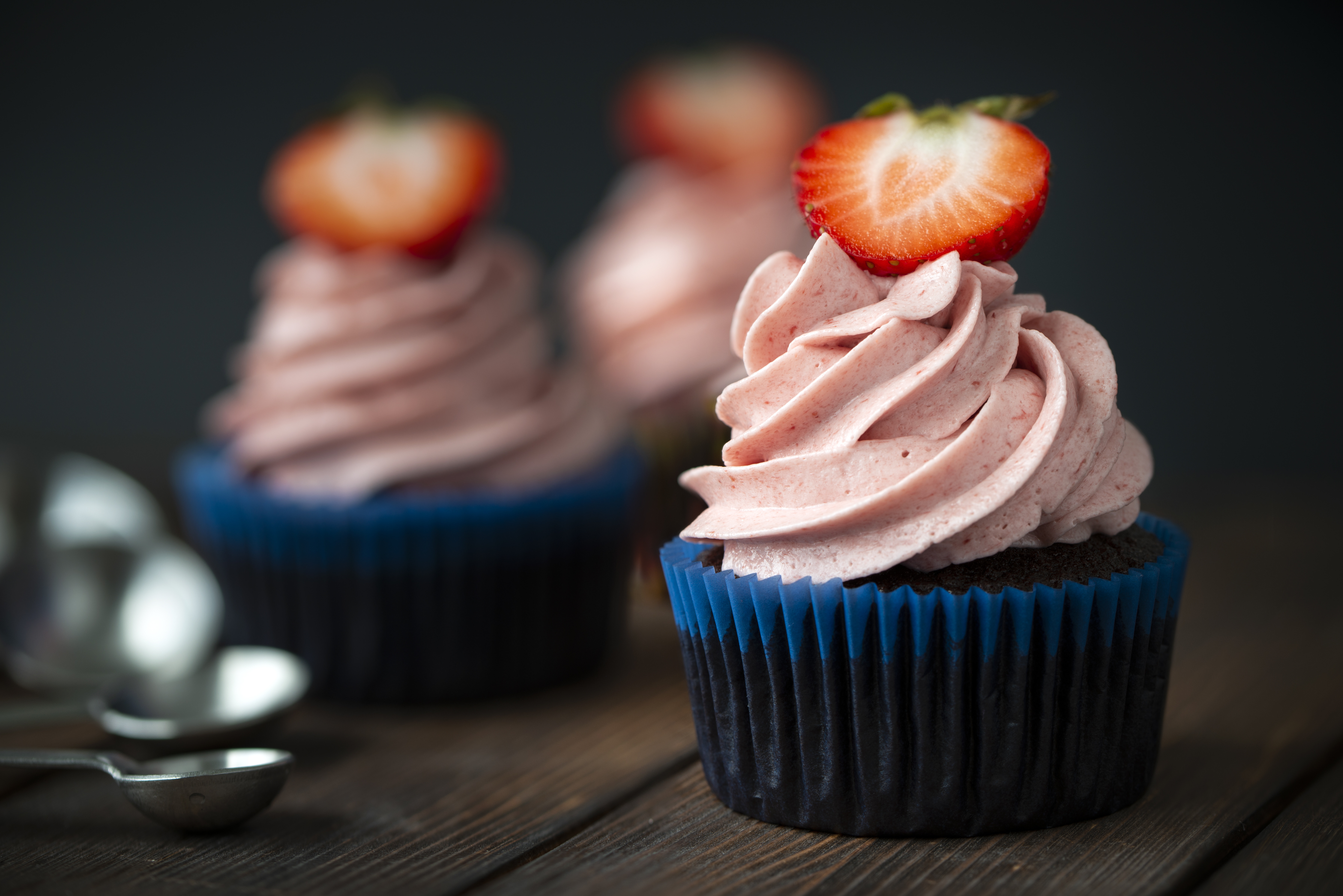 Recept: raffaello cupcakes z jagodno kremo