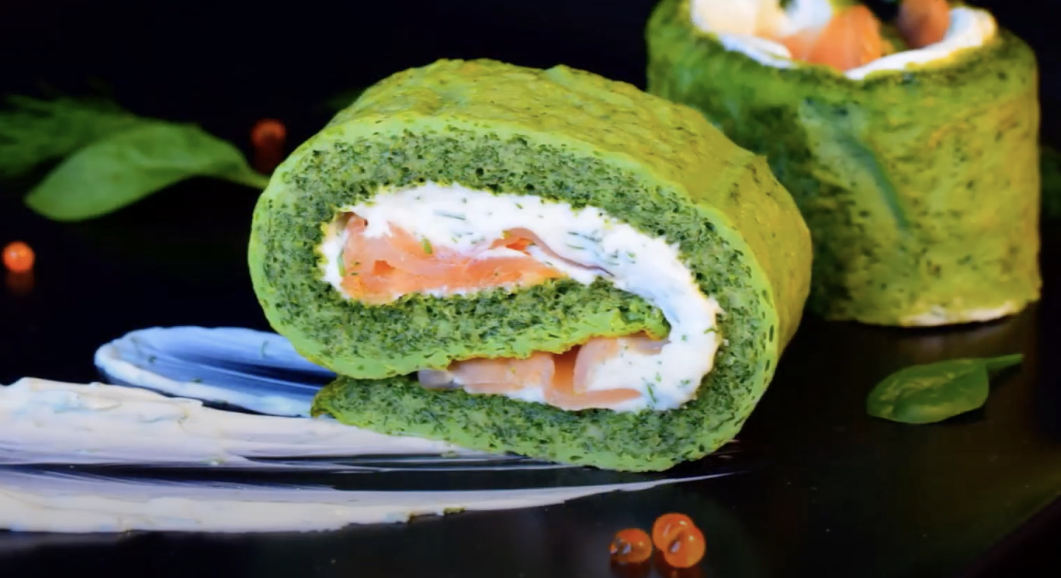 Recept: rulada iz špinače z dimljenim lososom in sirom