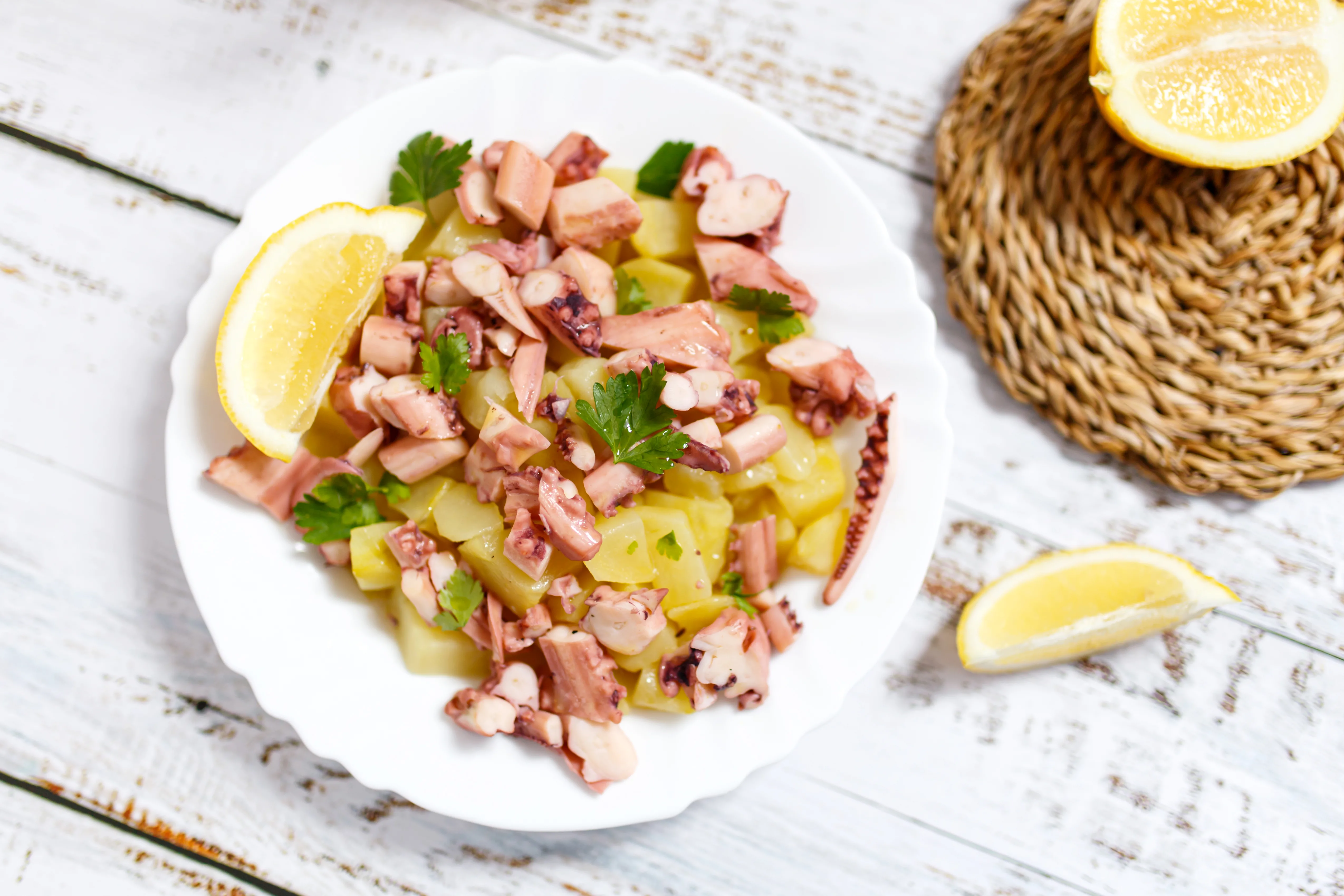 Recept: Solata s krompirjem in hobotnico, poletna morska poslastica