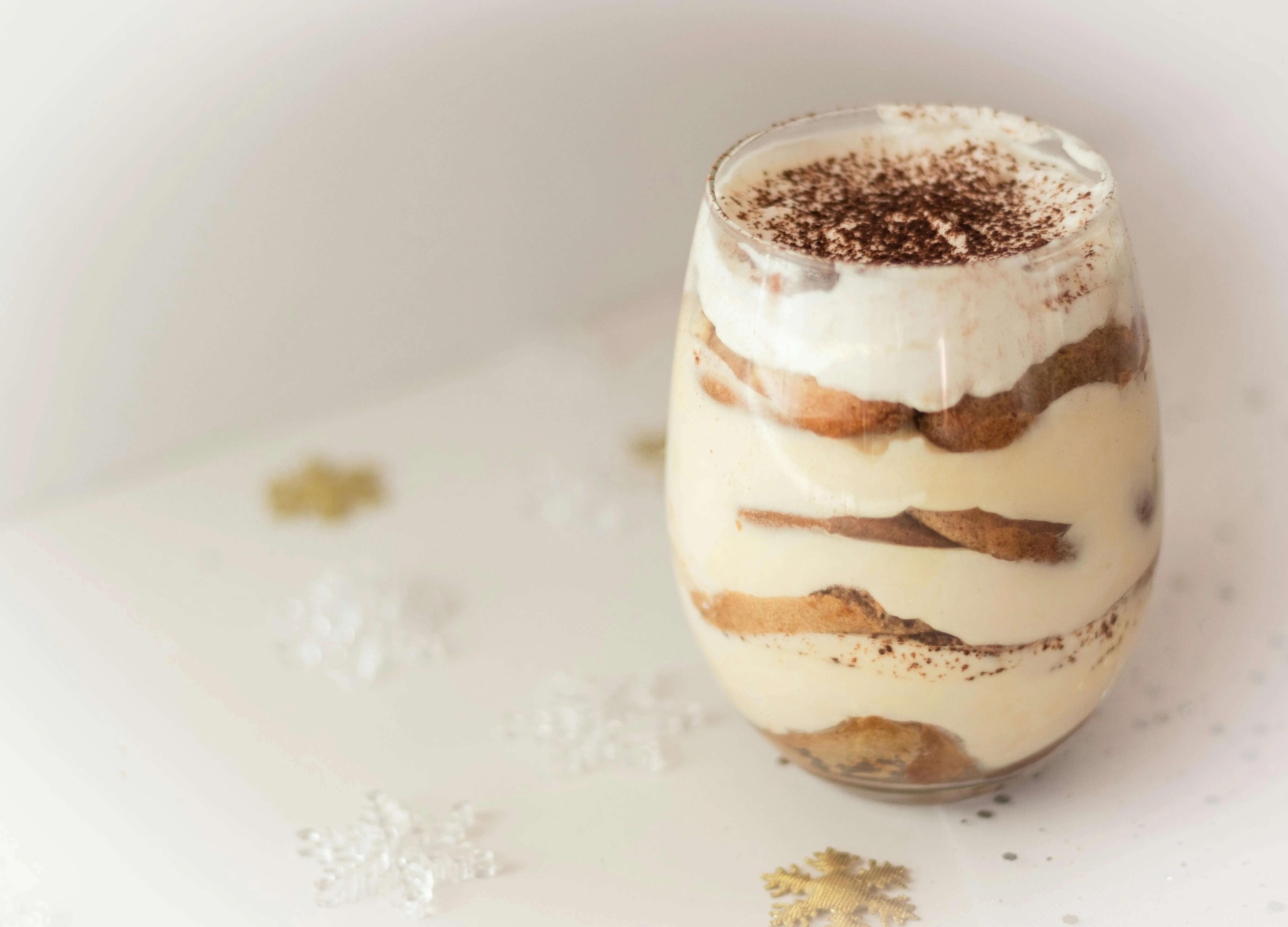 Recept: tiramisu iz ovsenih kosmičev, idealen za zajtrk ali za sladico