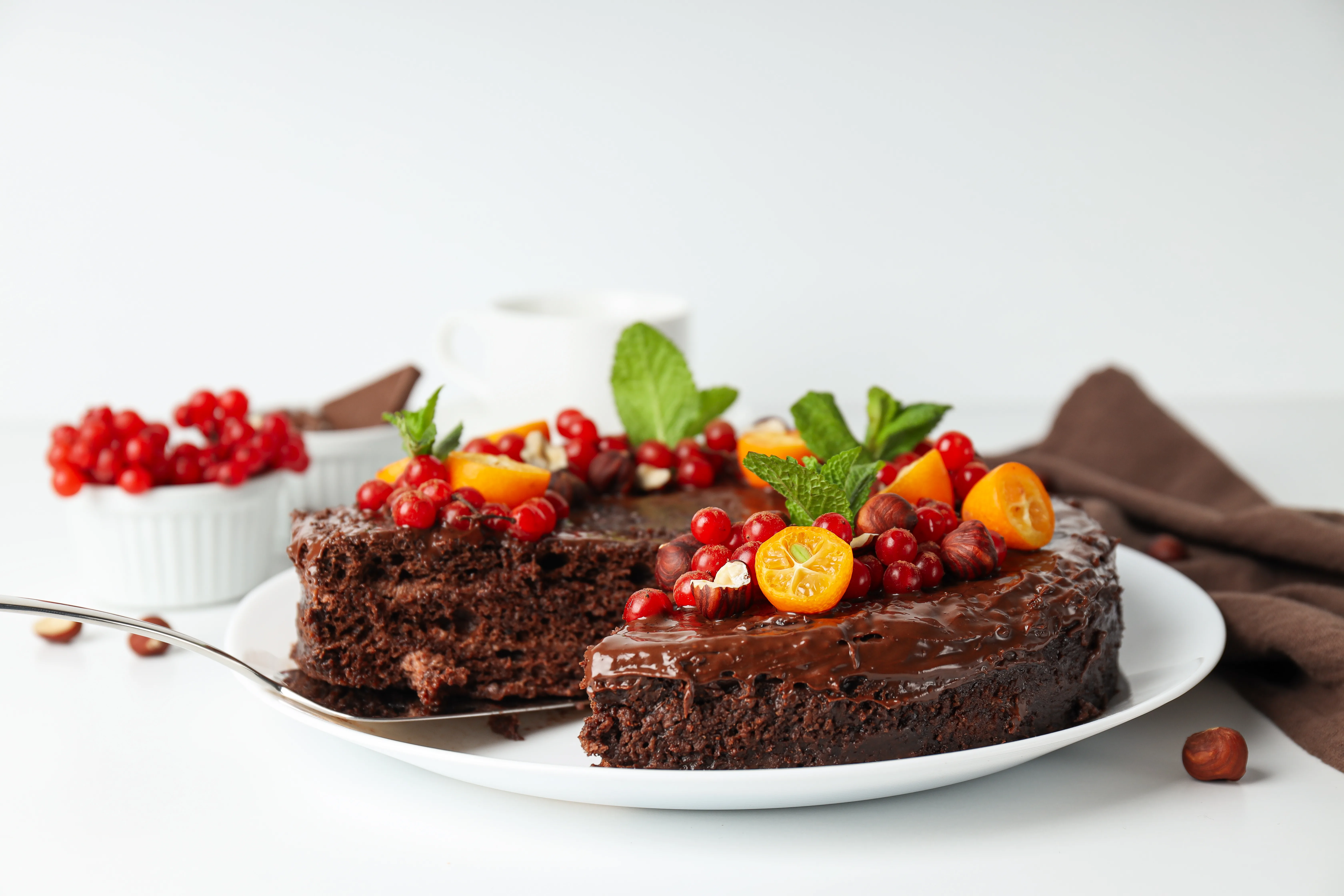Recept: Veganska čokoladna torta z avokadovo kremo