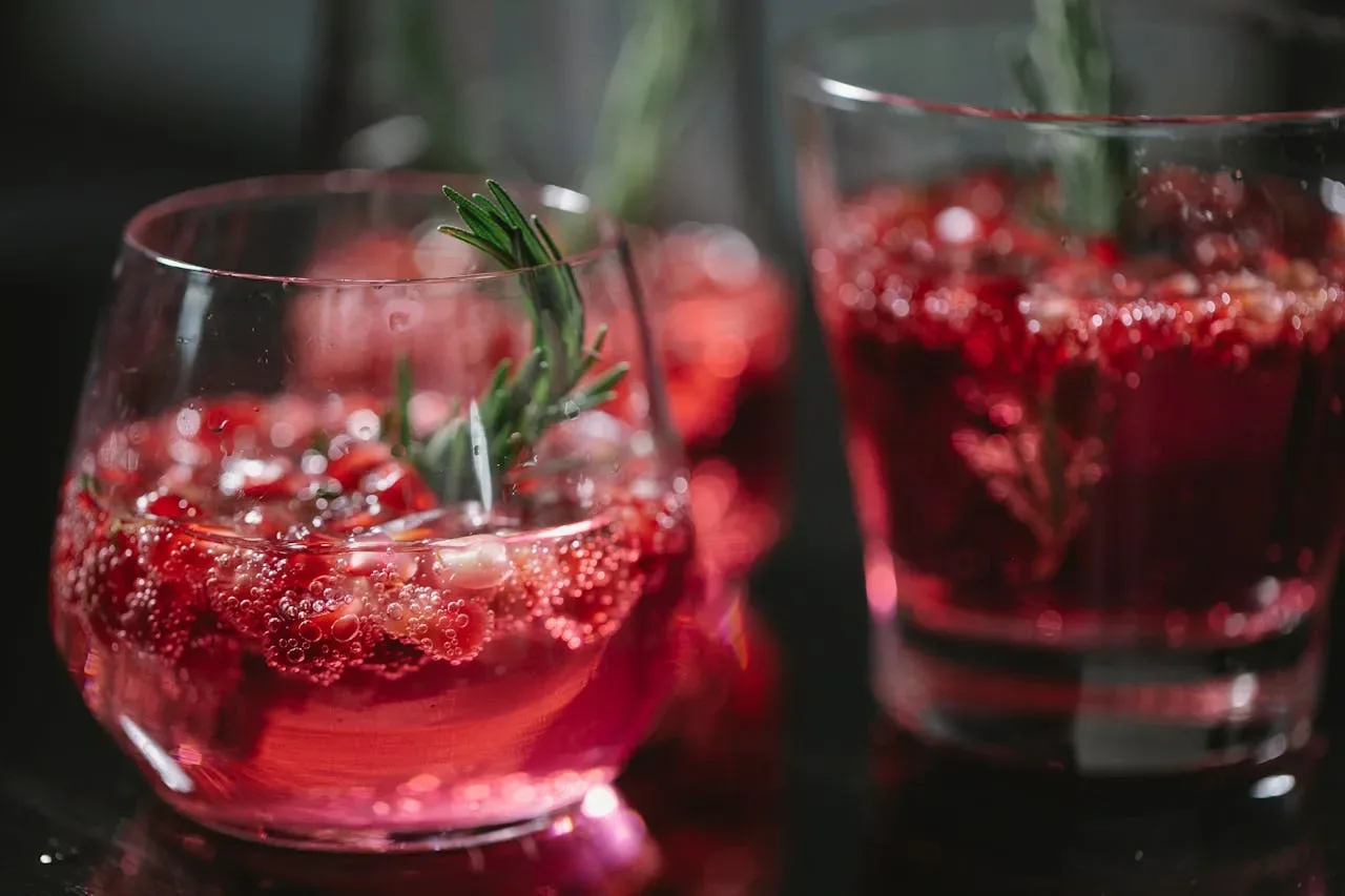 Recept za najbolj trendovski praznični koktajl ta trenutek – božična Mimosa